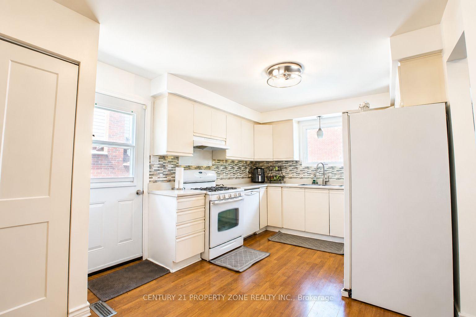 Photo 10 of 27 Madrid Crescent N, Brampton, Central Park — HOMEH