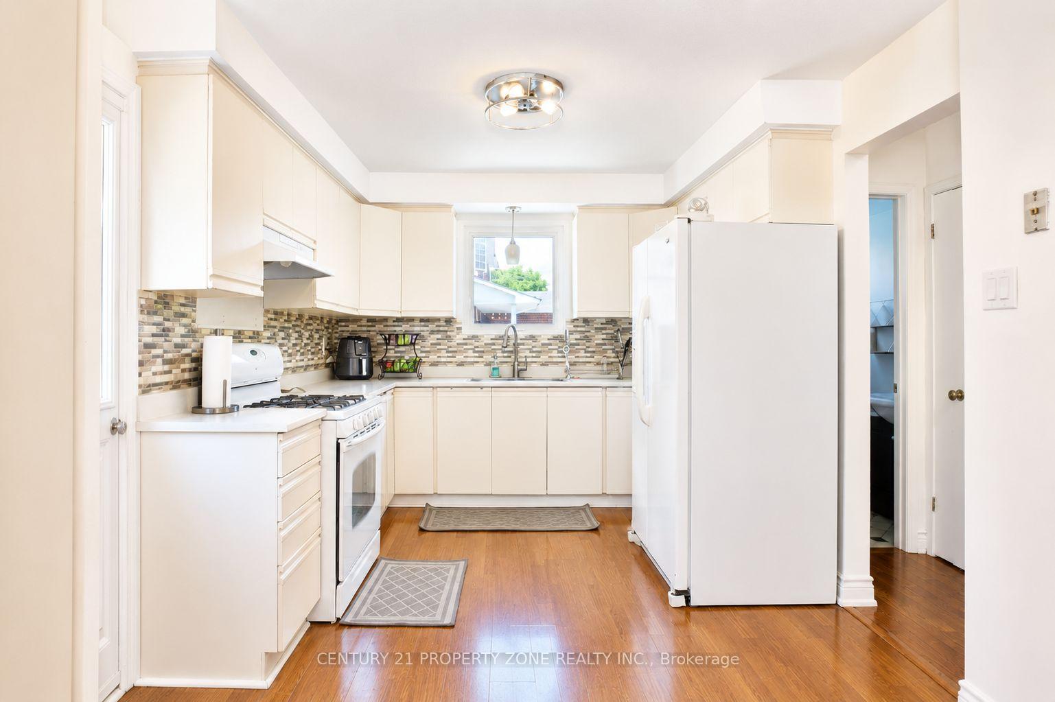 Photo 11 of 27 Madrid Crescent N, Brampton, Central Park — HOMEH