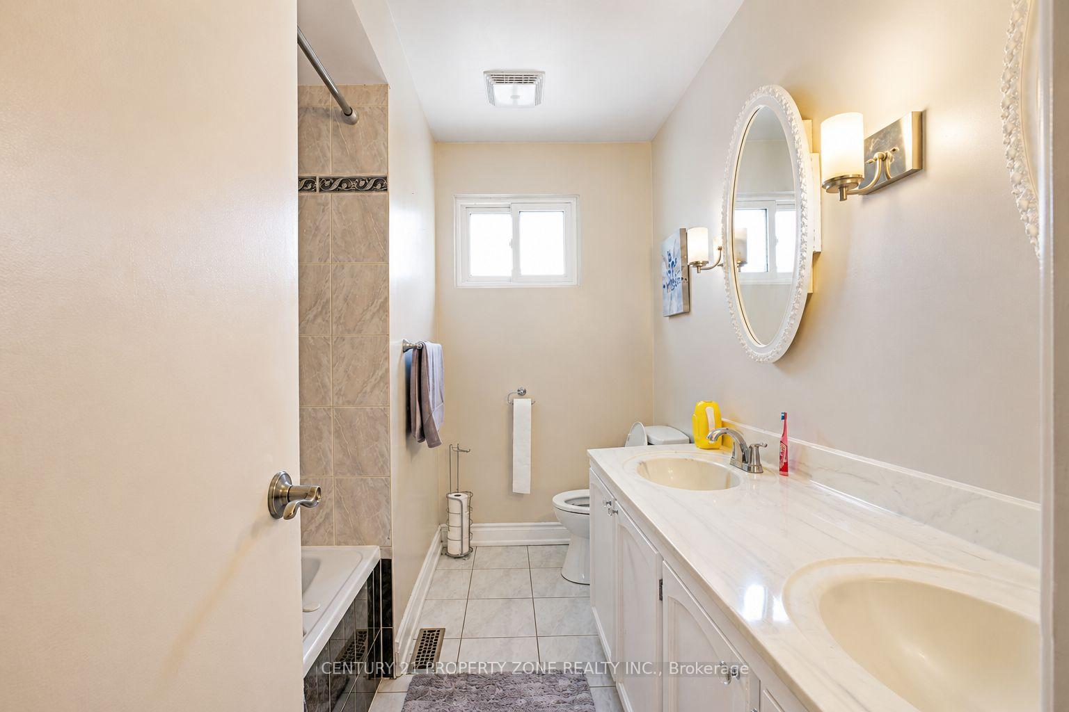 Photo 15 of 27 Madrid Crescent N, Brampton, Central Park — HOMEH