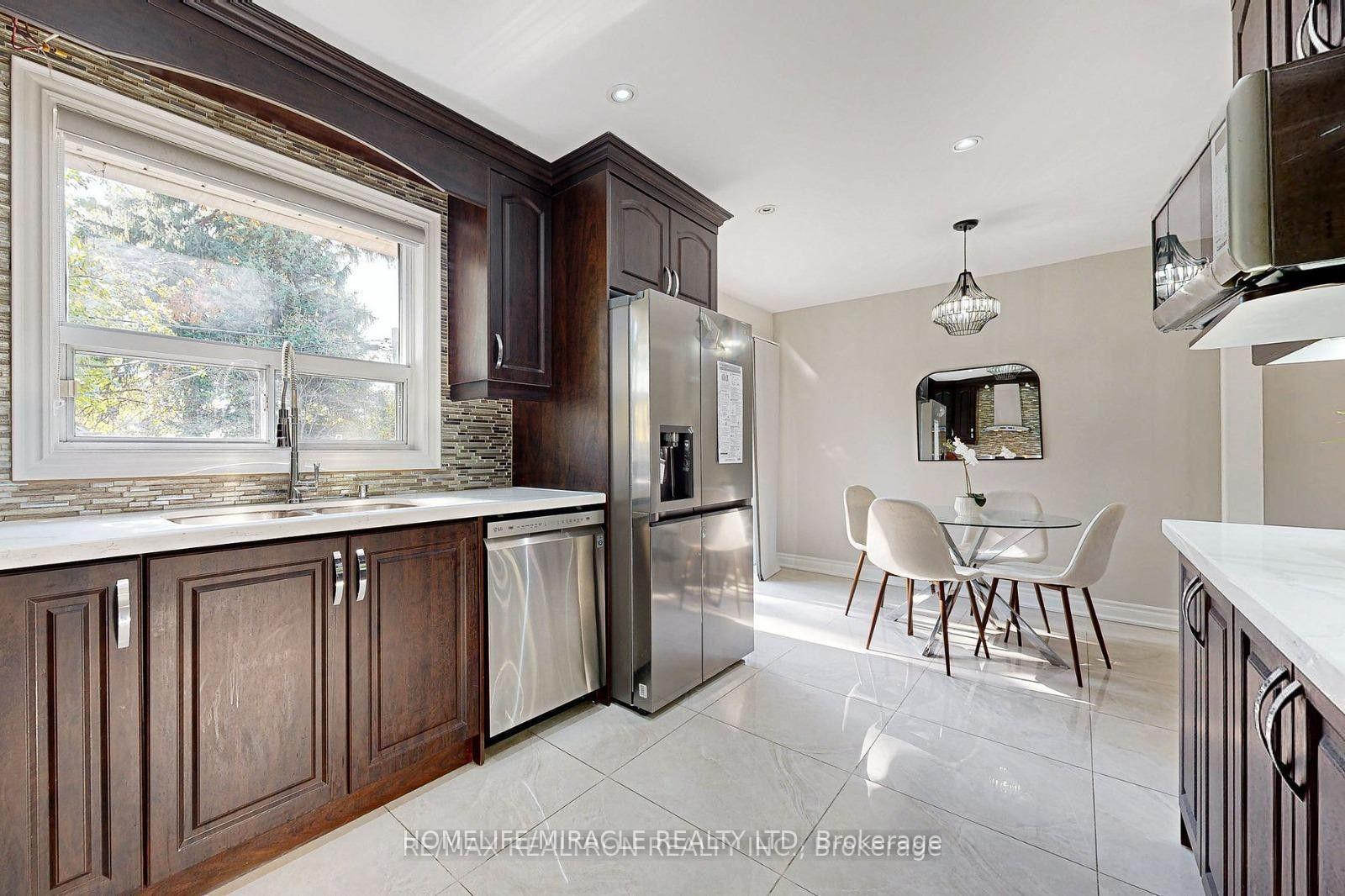 Photo 3 of 32 Araman Drive, Scarborough, Tam O'Shanter-Sullivan — HOMEH