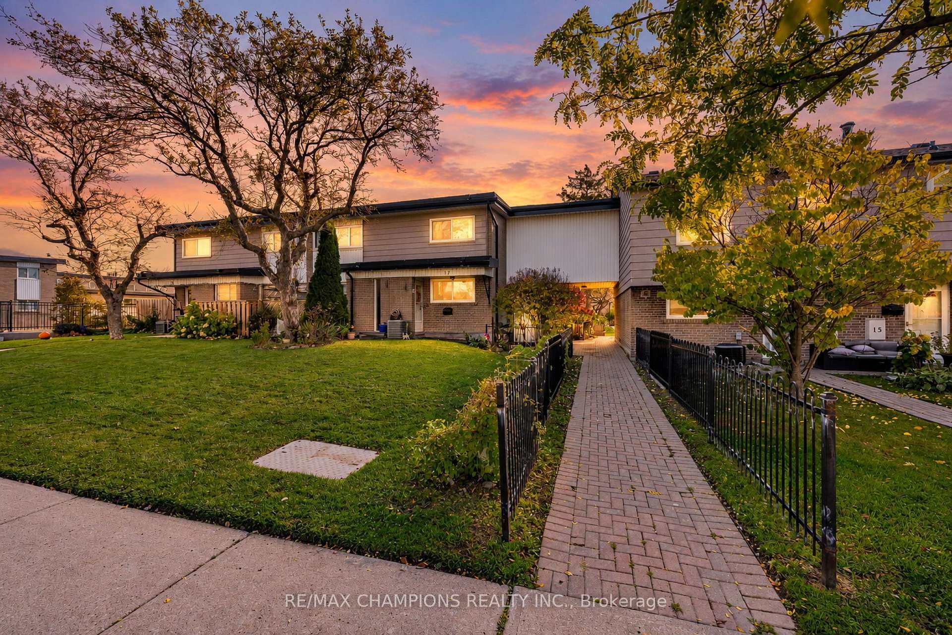 Photo 2 of Unit 17, 925 Bayly Street, Pickering, West Shore — HOMEH