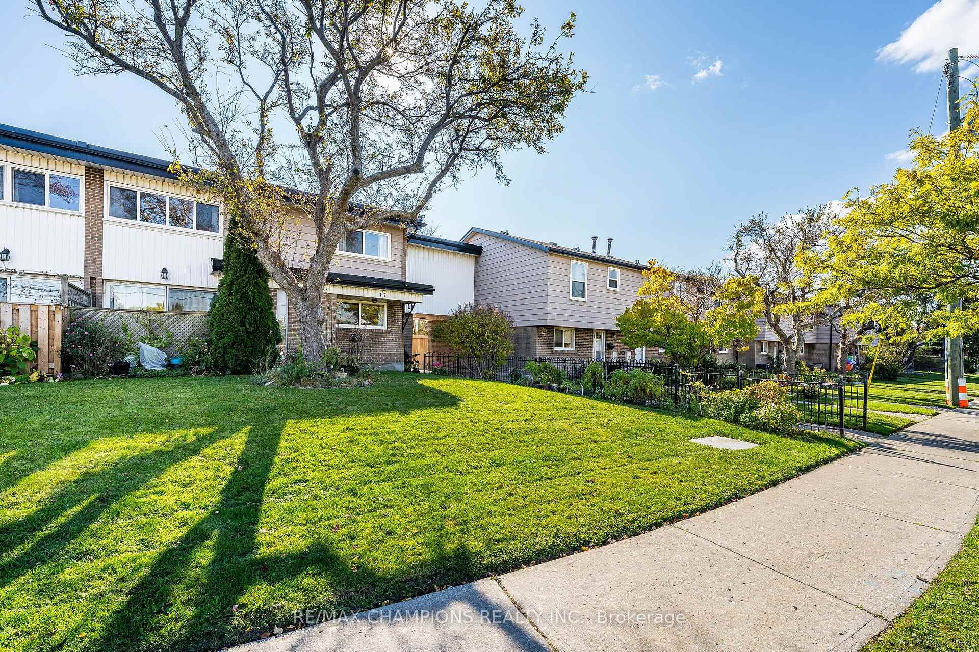 Photo 3 of Unit 17, 925 Bayly Street, Pickering, West Shore — HOMEH