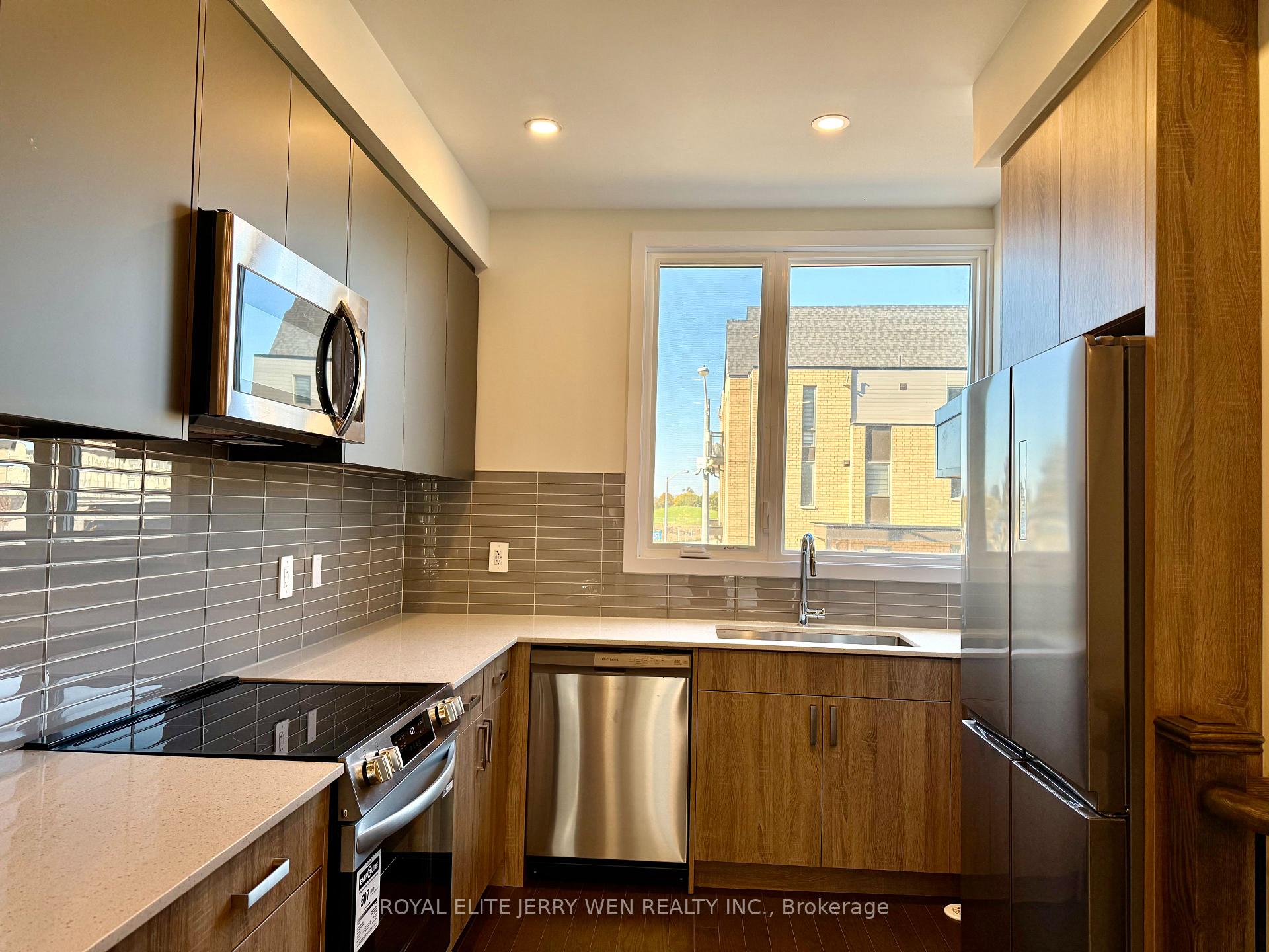 Photo 2 of 384 Lawrence Heights Way, Toronto, Englemount-Lawrence — HOMEH