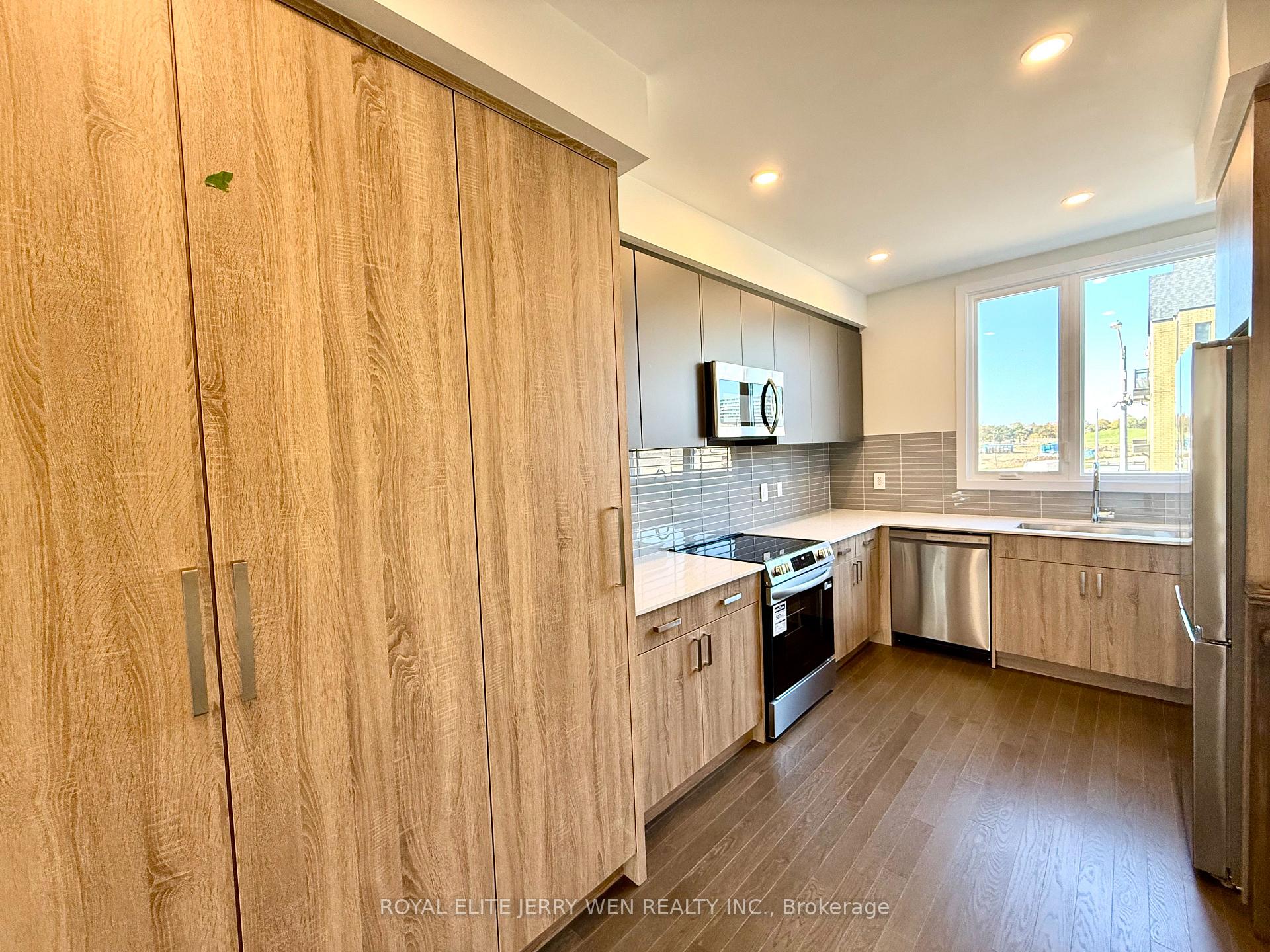 Photo 24 of 384 Lawrence Heights Way, Toronto, Englemount-Lawrence — HOMEH