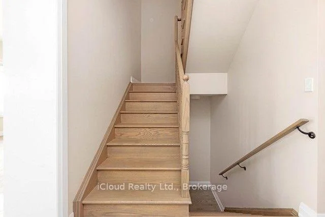 Photo 5 of 38 Pine Hill Crescent, Aurora, Aurora Estates — HOMEH