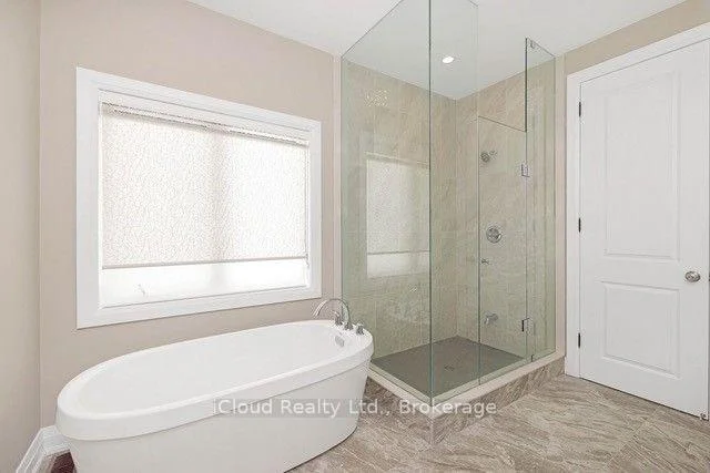 Photo 11 of 38 Pine Hill Crescent, Aurora, Aurora Estates — HOMEH