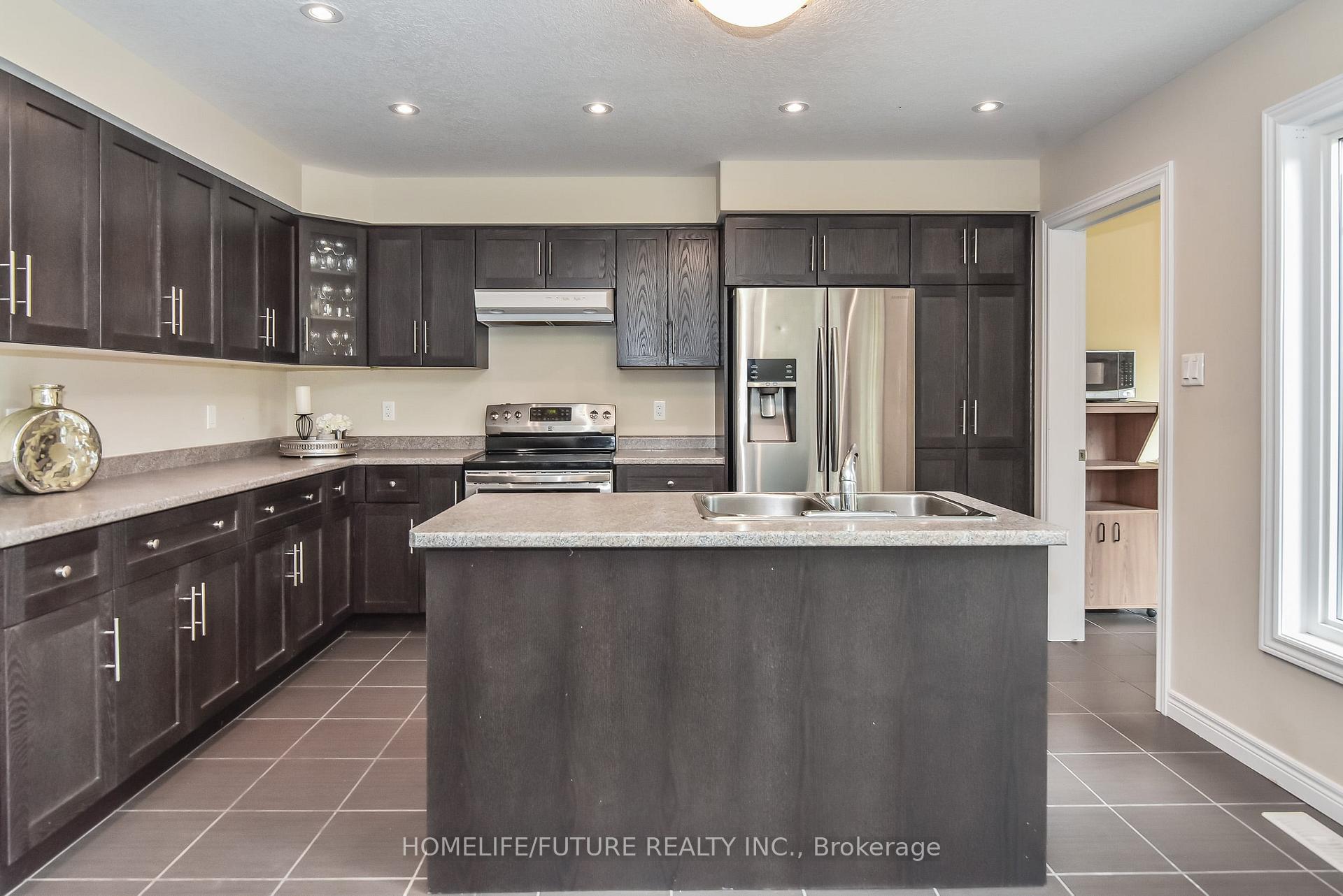 Photo 2 of Unit 30, 14 Amos Drive, Guelph, Kortright East — HOMEH