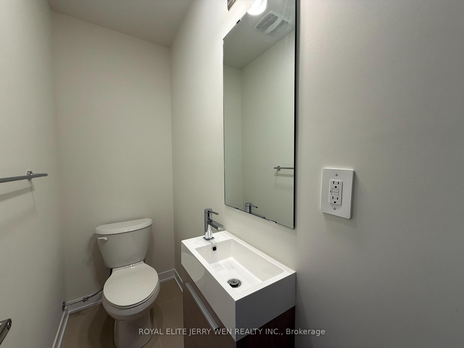 Photo 10 of 392 Lawrence Heights Way, Toronto, Englemount-Lawrence — HOMEH