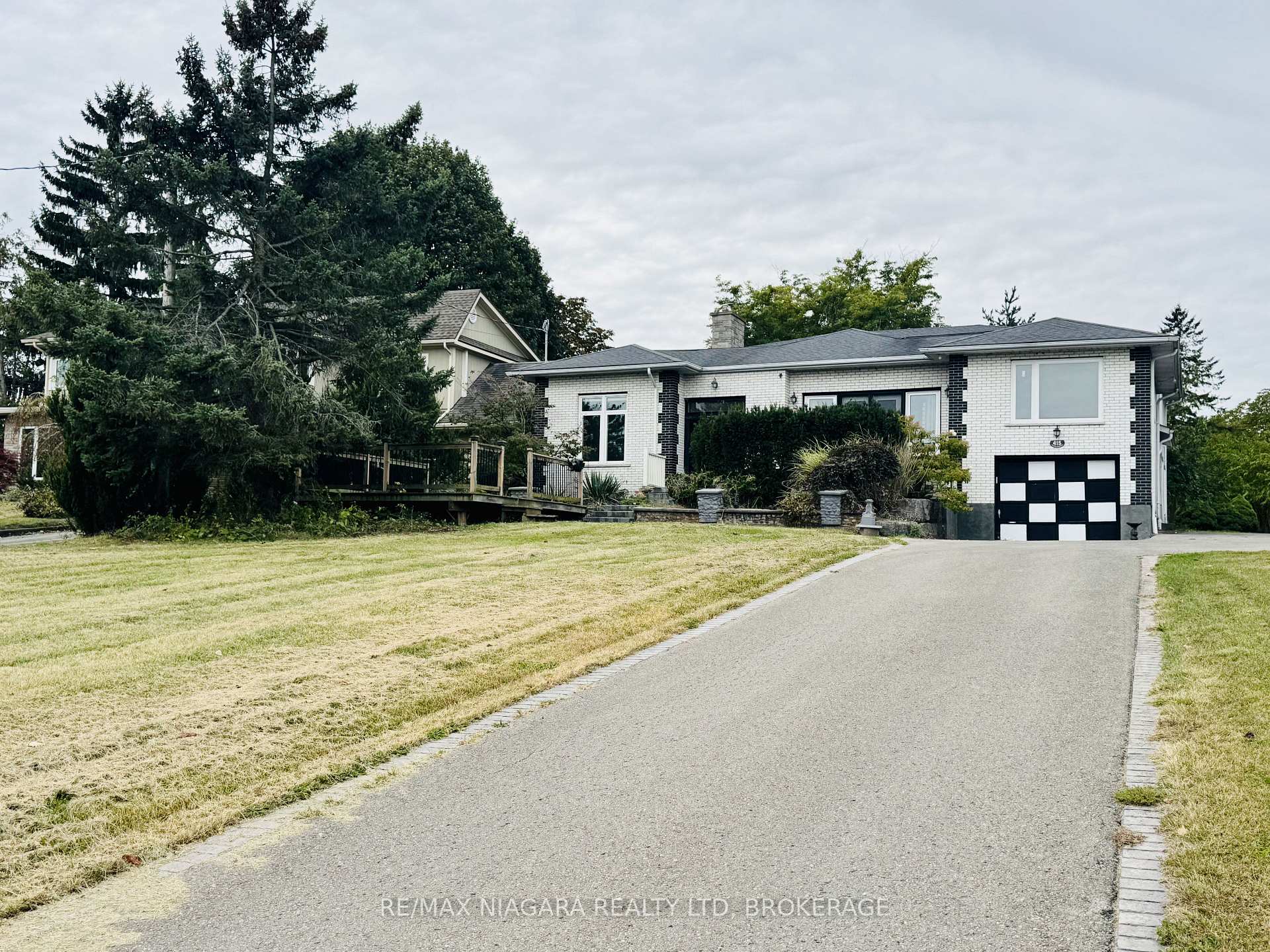 Photo of 415 Niagara Boulevard