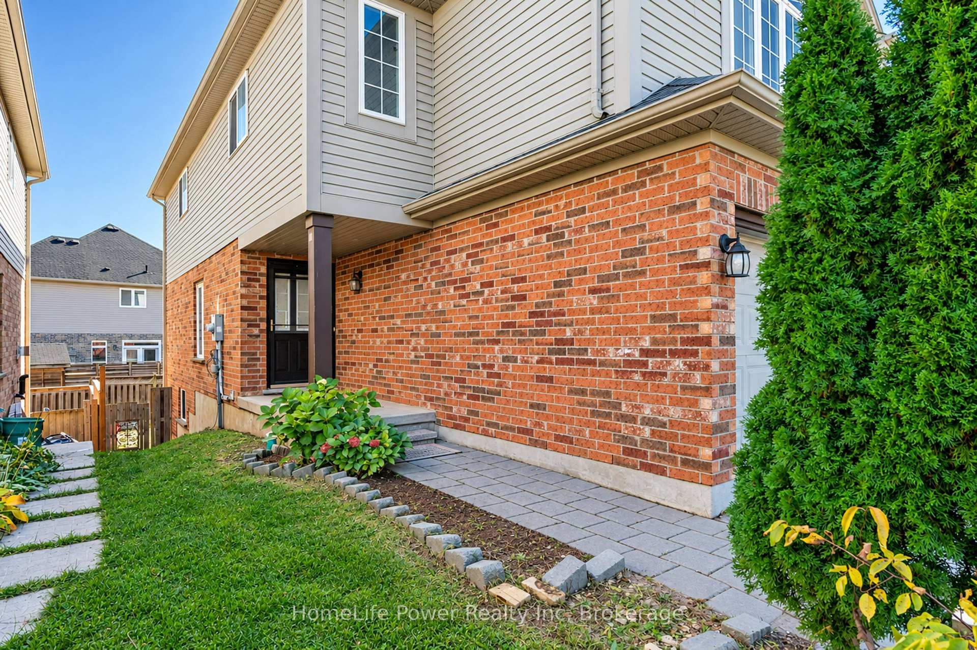Photo 3 of 575 Thistlewood Drive, London, North C — HOMEH