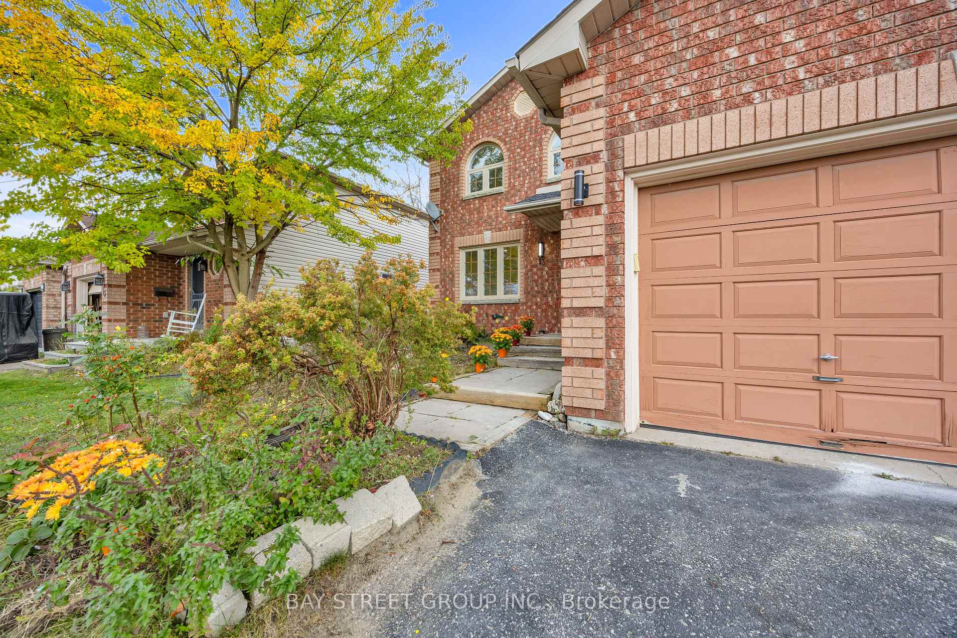 Photo 2 of 13 Irish Lane, Barrie, Grove East — HOMEH