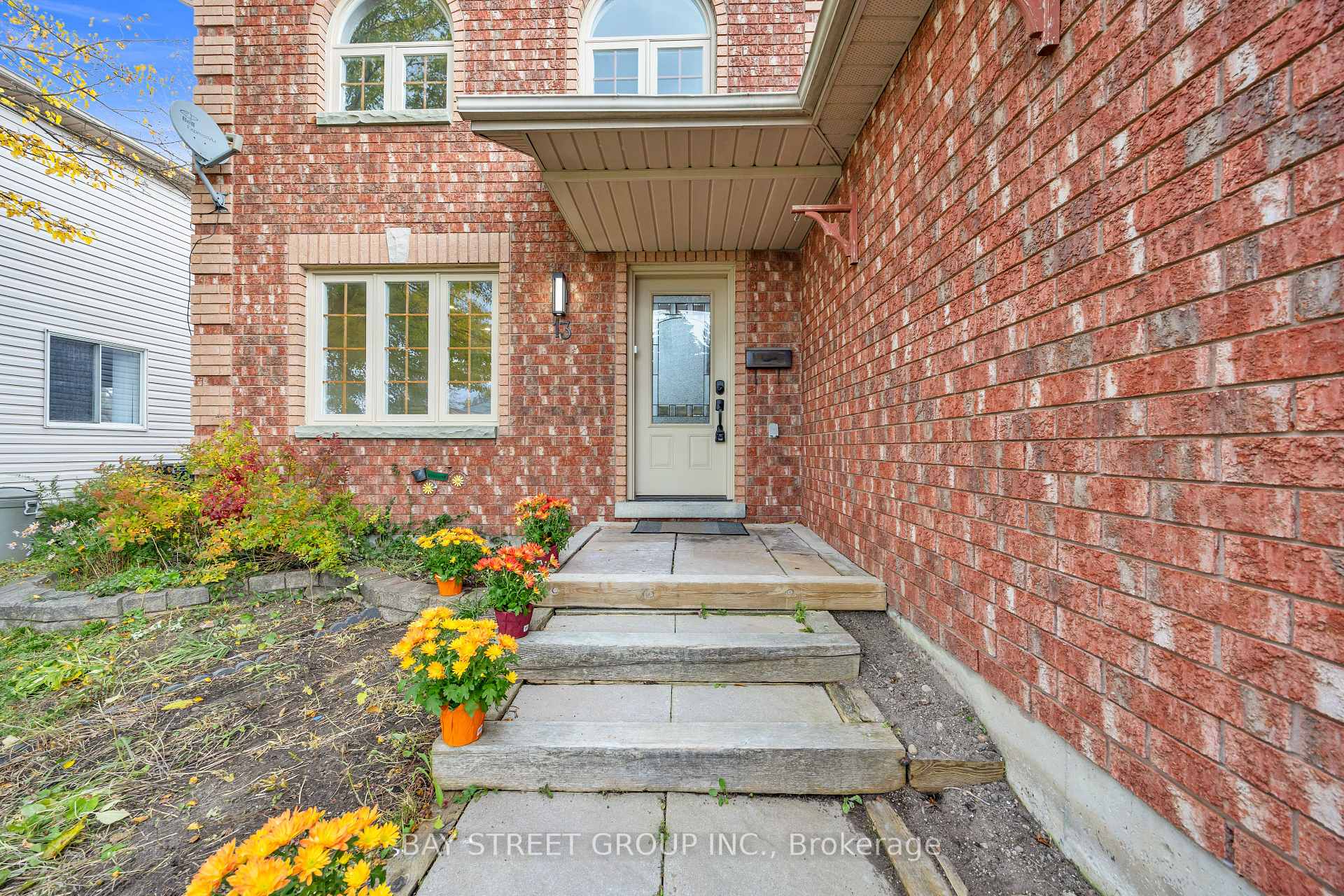 Photo 3 of 13 Irish Lane, Barrie, Grove East — HOMEH