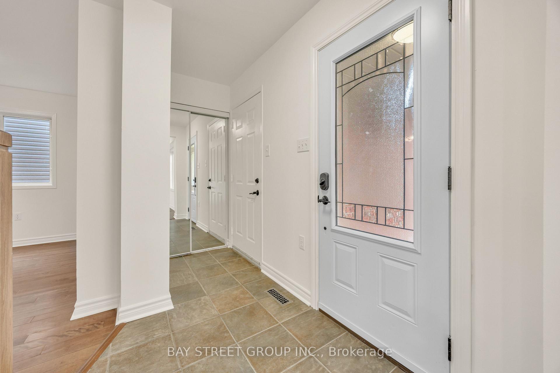 Photo 4 of 13 Irish Lane, Barrie, Grove East — HOMEH