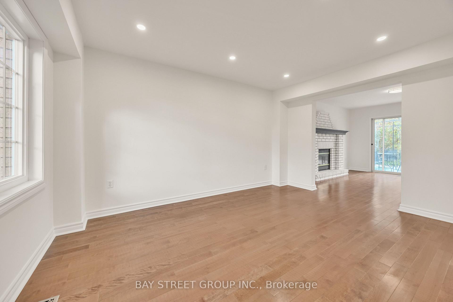 Photo 5 of 13 Irish Lane, Barrie, Grove East — HOMEH