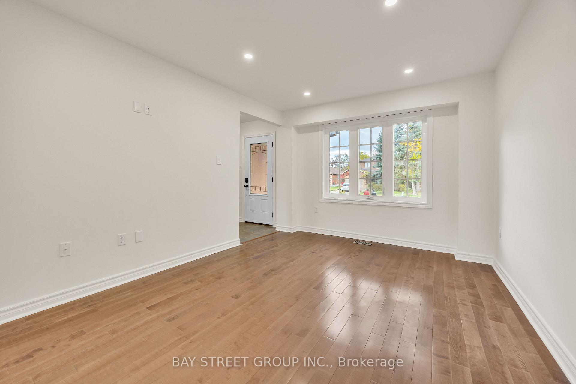 Photo 6 of 13 Irish Lane, Barrie, Grove East — HOMEH