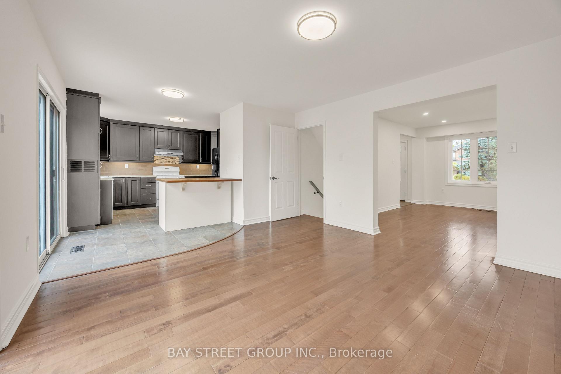 Photo 8 of 13 Irish Lane, Barrie, Grove East — HOMEH