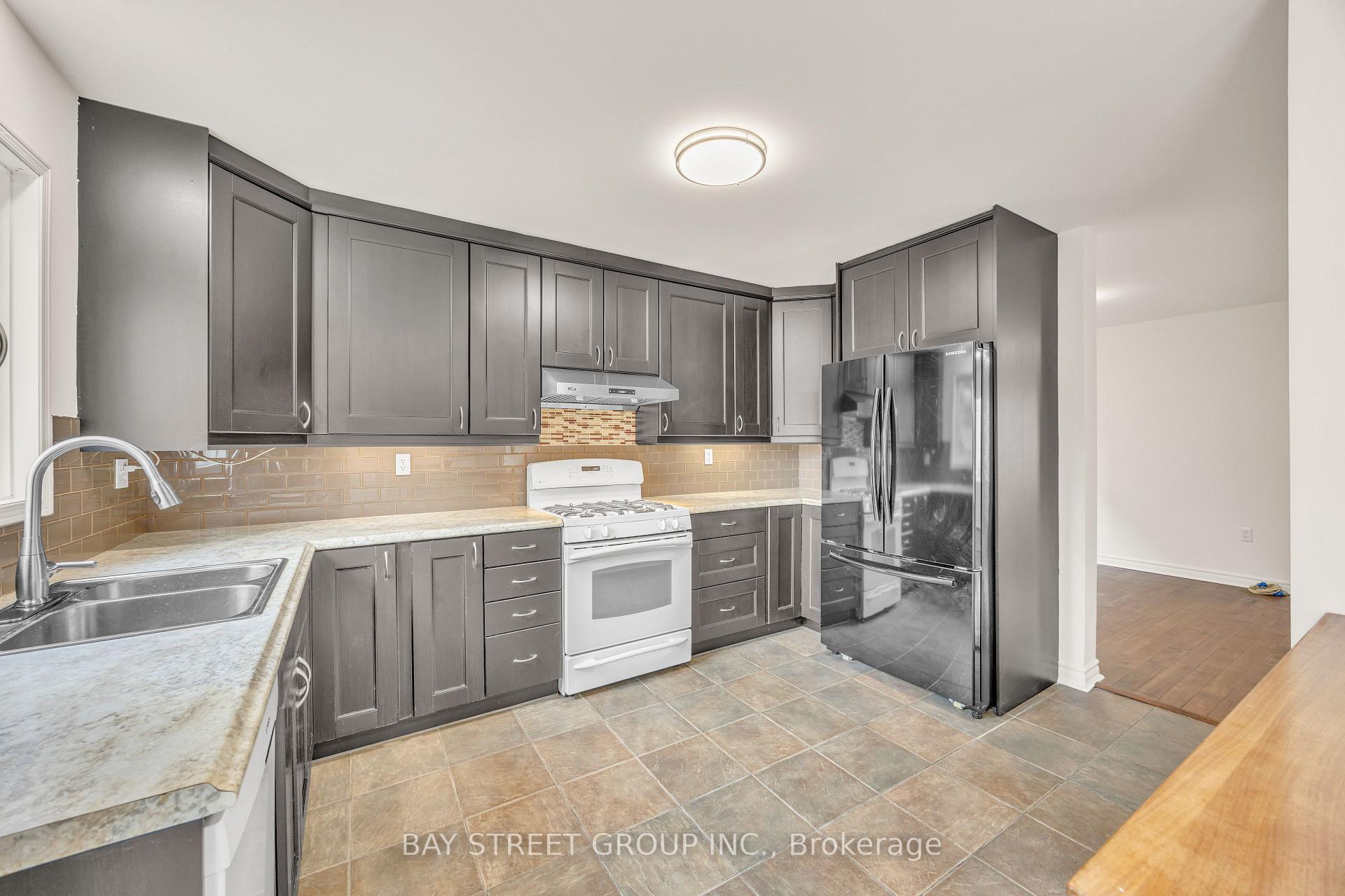 Photo 11 of 13 Irish Lane, Barrie, Grove East — HOMEH