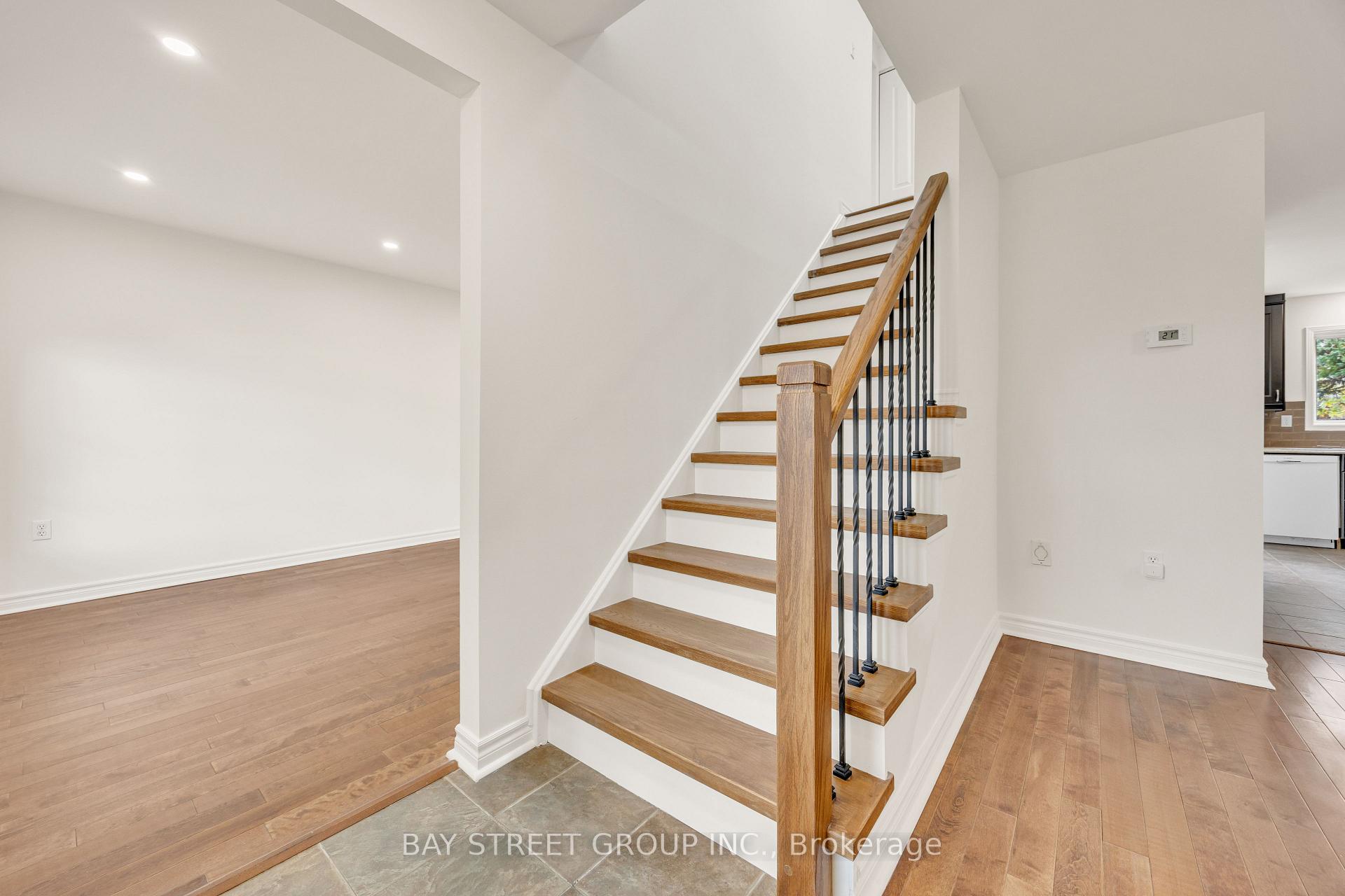 Photo 16 of 13 Irish Lane, Barrie, Grove East — HOMEH