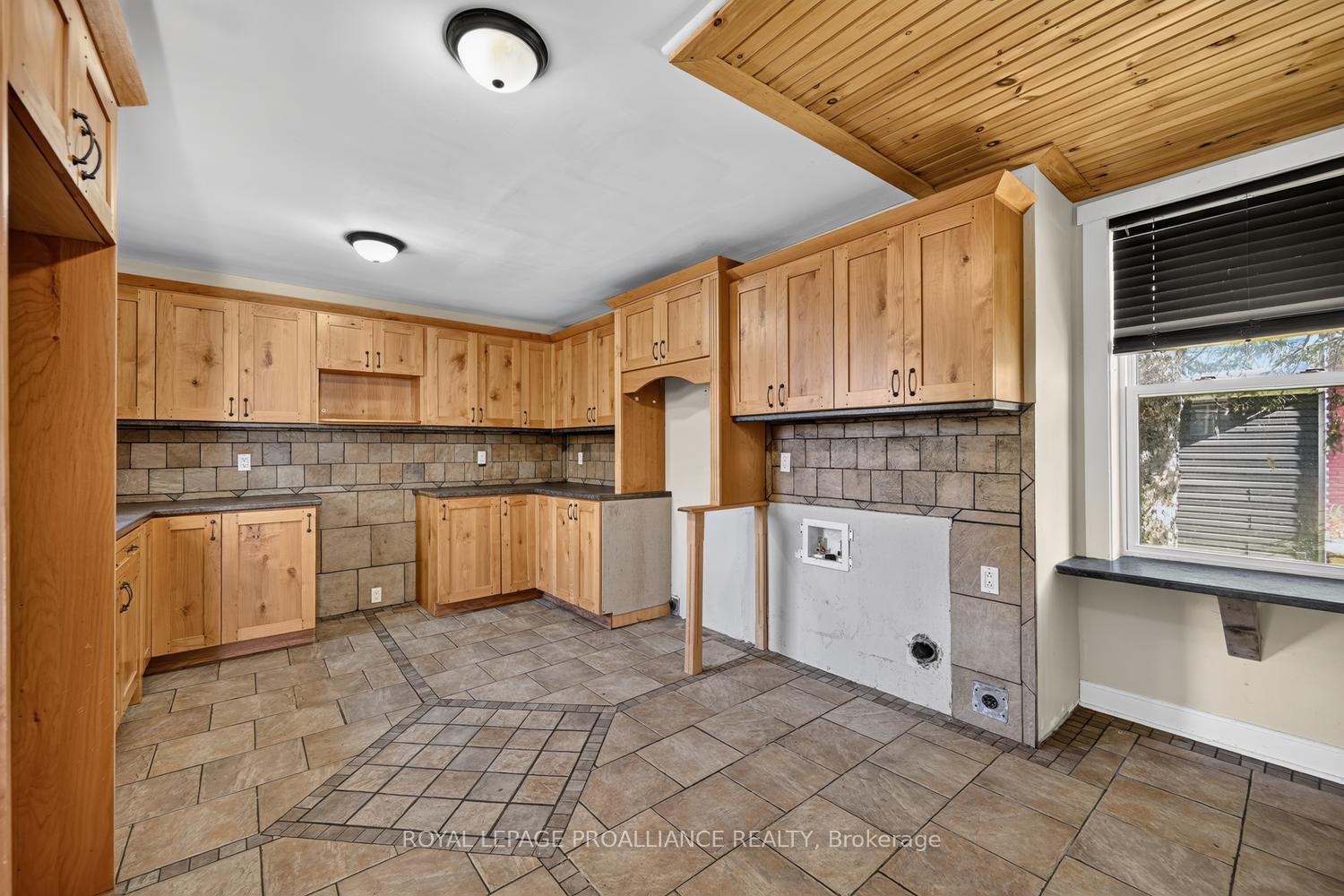 Photo 10 of 22 Abbott Street, Brockville, Brockville — HOMEH