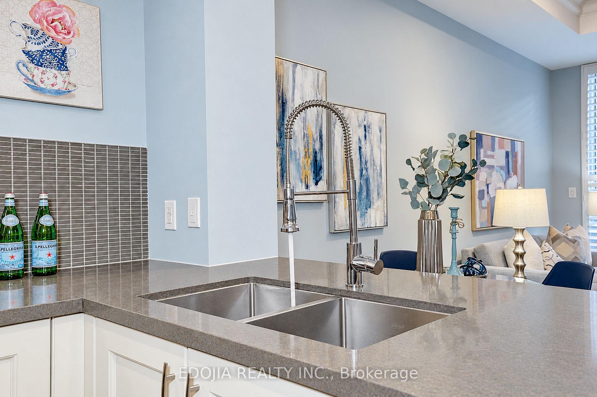 Photo 4 of Unit 102, 9 Stollery Pond Crescent, Markham, Devil's Elbow — HOMEH