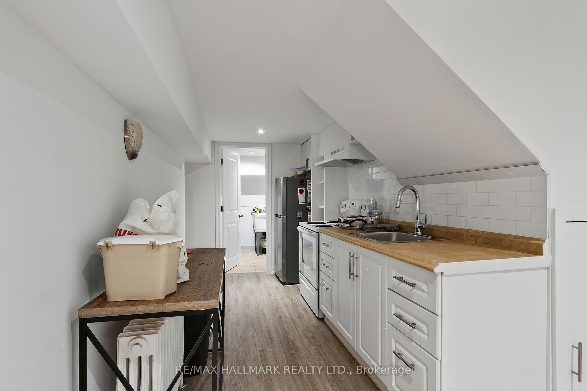 Photo 9 of 27 Bexhill Lower Avenue, Scarborough, Clairlea-Birchmount — HOMEH