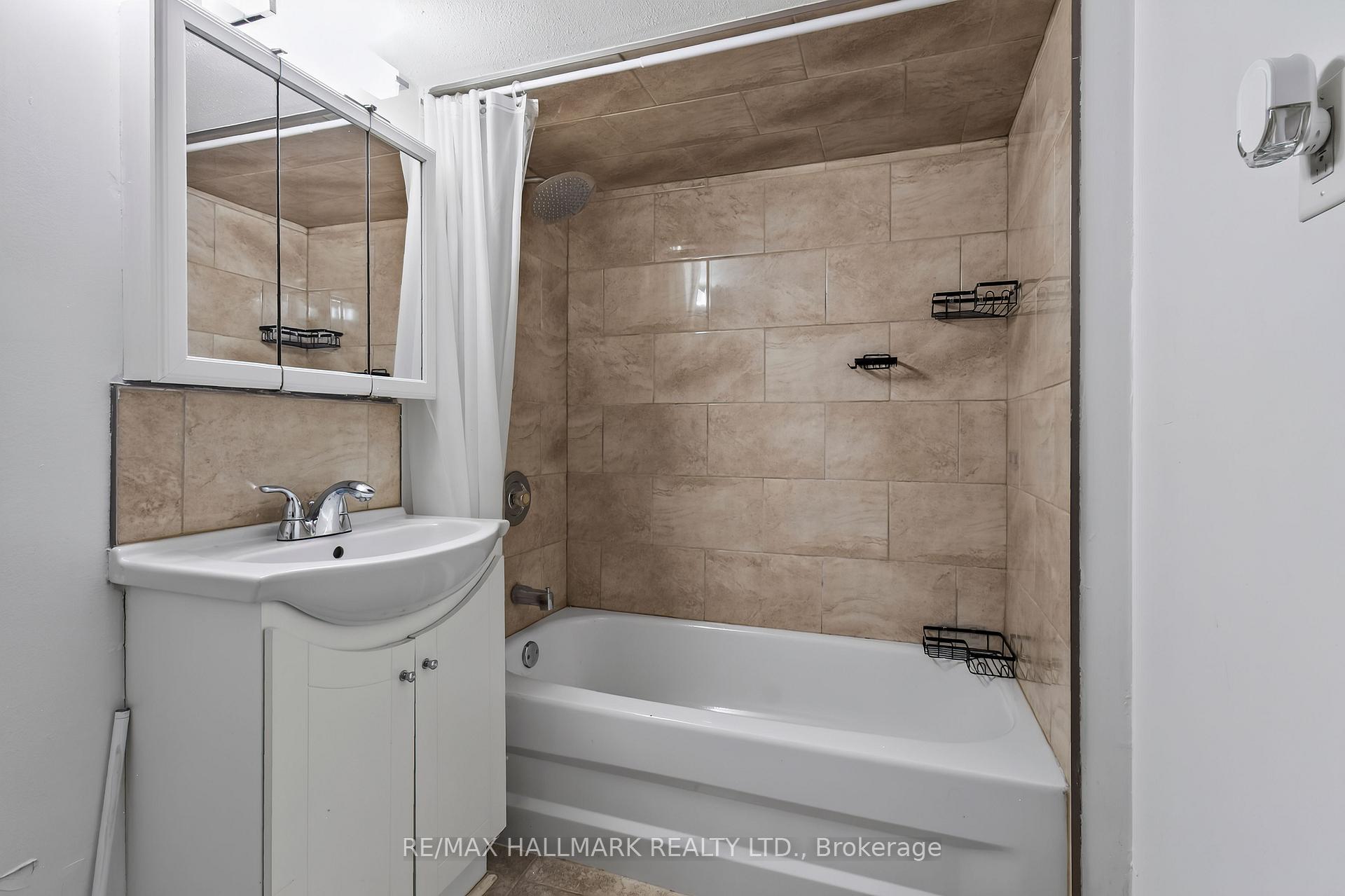 Photo 10 of 27 Bexhill Lower Avenue, Scarborough, Clairlea-Birchmount — HOMEH
