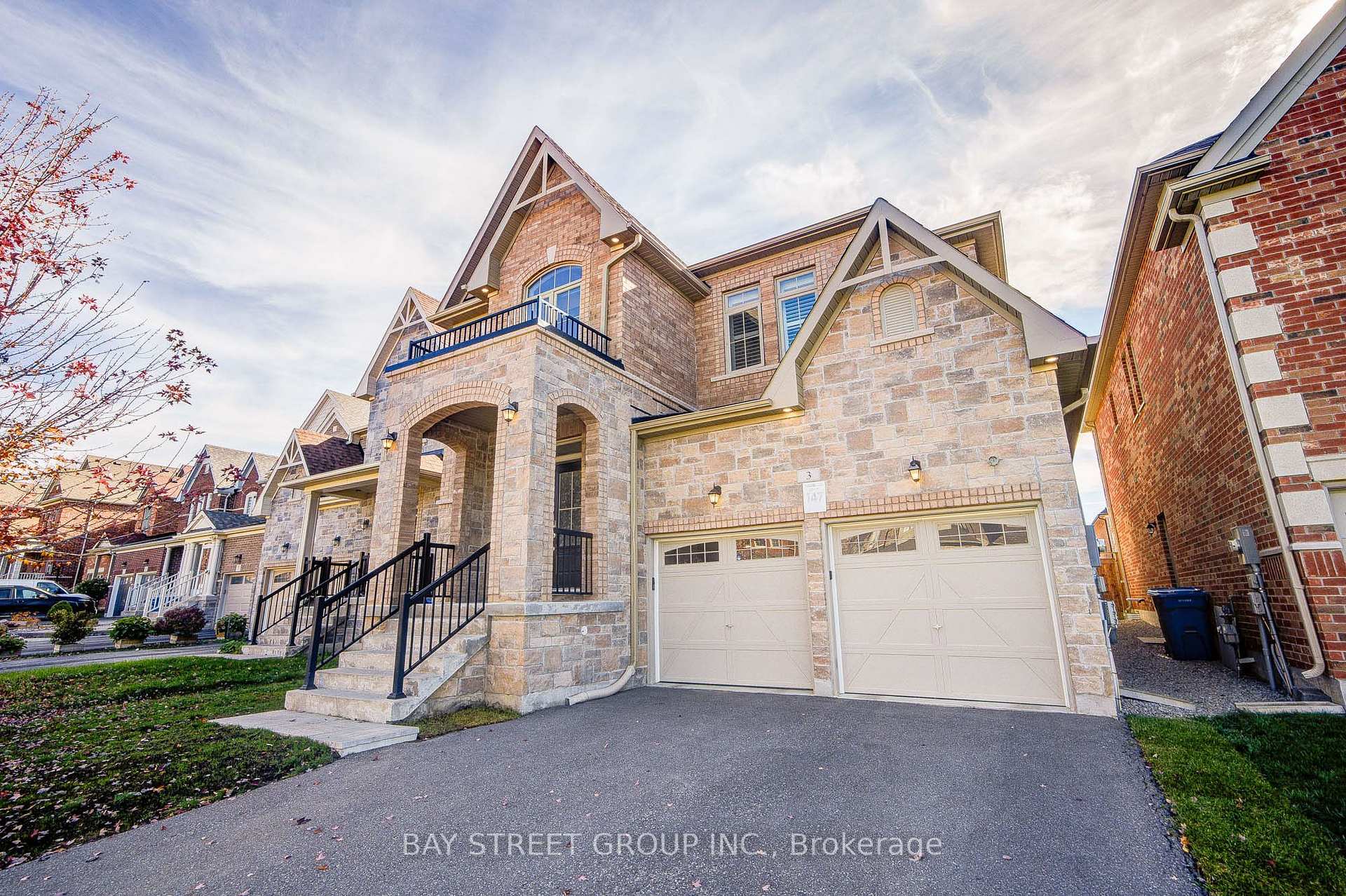Photo 2 of 3 Manor Hampton Street, East Gwillimbury, Sharon — HOMEH