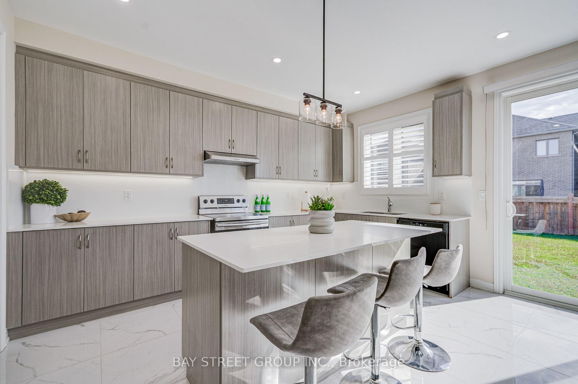Photo 26 of 3 Manor Hampton Street, East Gwillimbury, Sharon — HOMEH