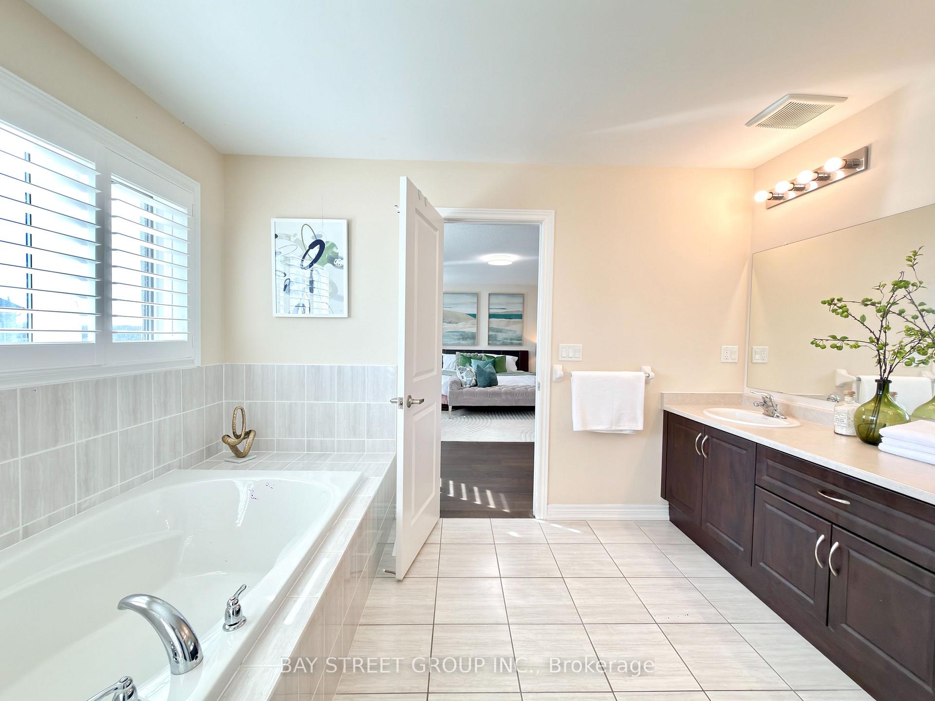 Photo 43 of 3 Manor Hampton Street, East Gwillimbury, Sharon — HOMEH