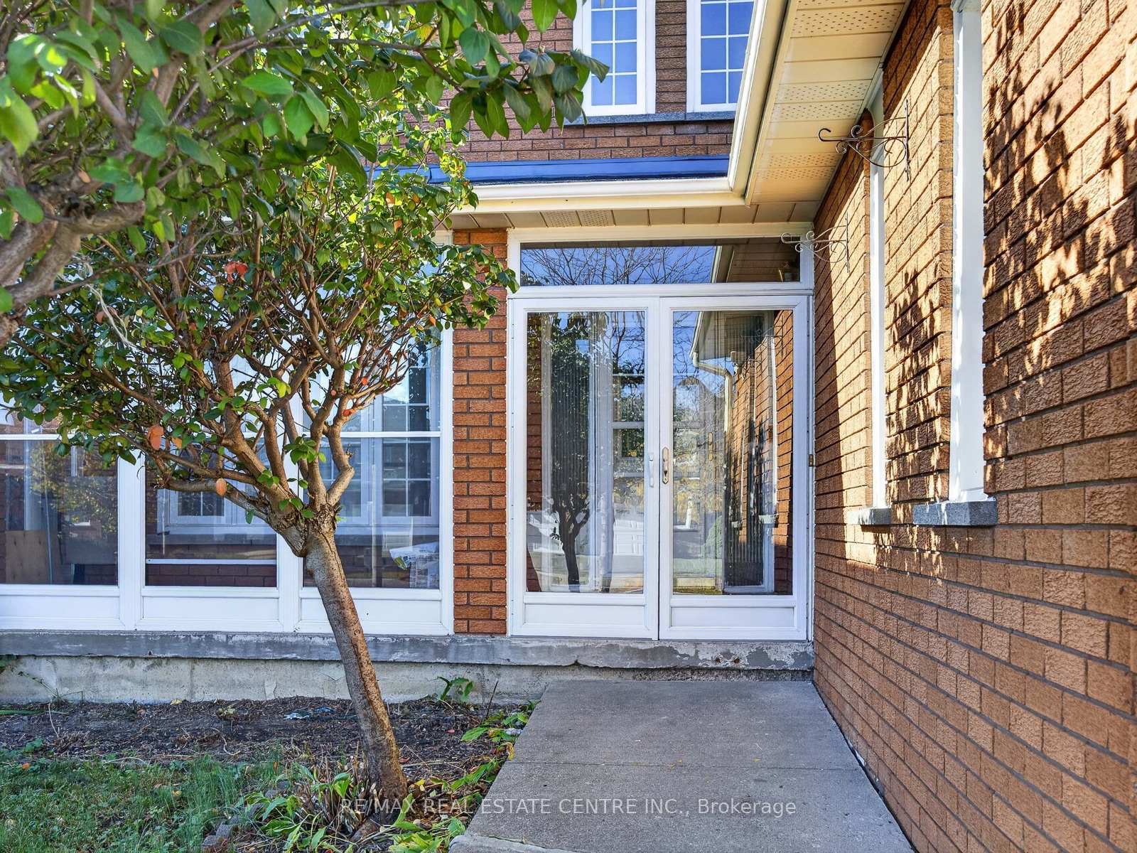Photo 3 of 15 Hedgerow Avenue, Brampton, Fletcher's Creek South — HOMEH