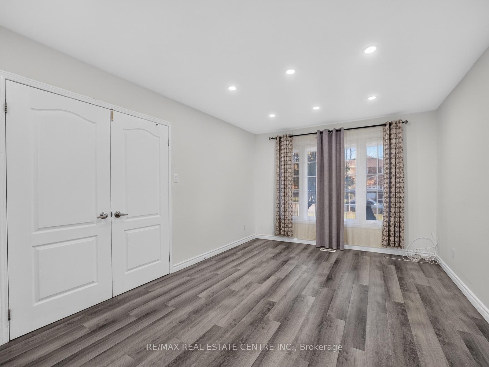 Photo 4 of 15 Hedgerow Avenue, Brampton, Fletcher's Creek South — HOMEH