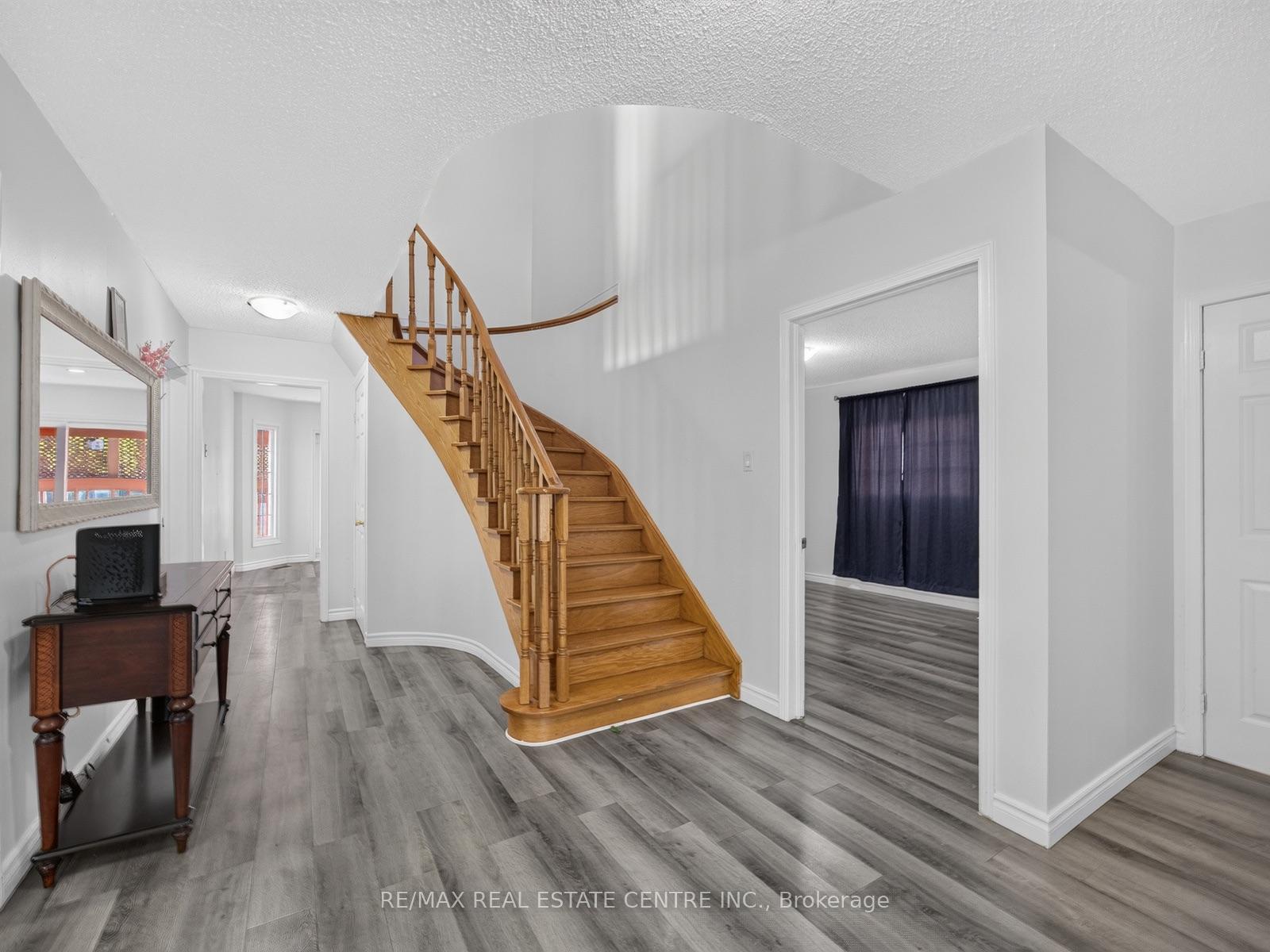 Photo 9 of 15 Hedgerow Avenue, Brampton, Fletcher's Creek South — HOMEH