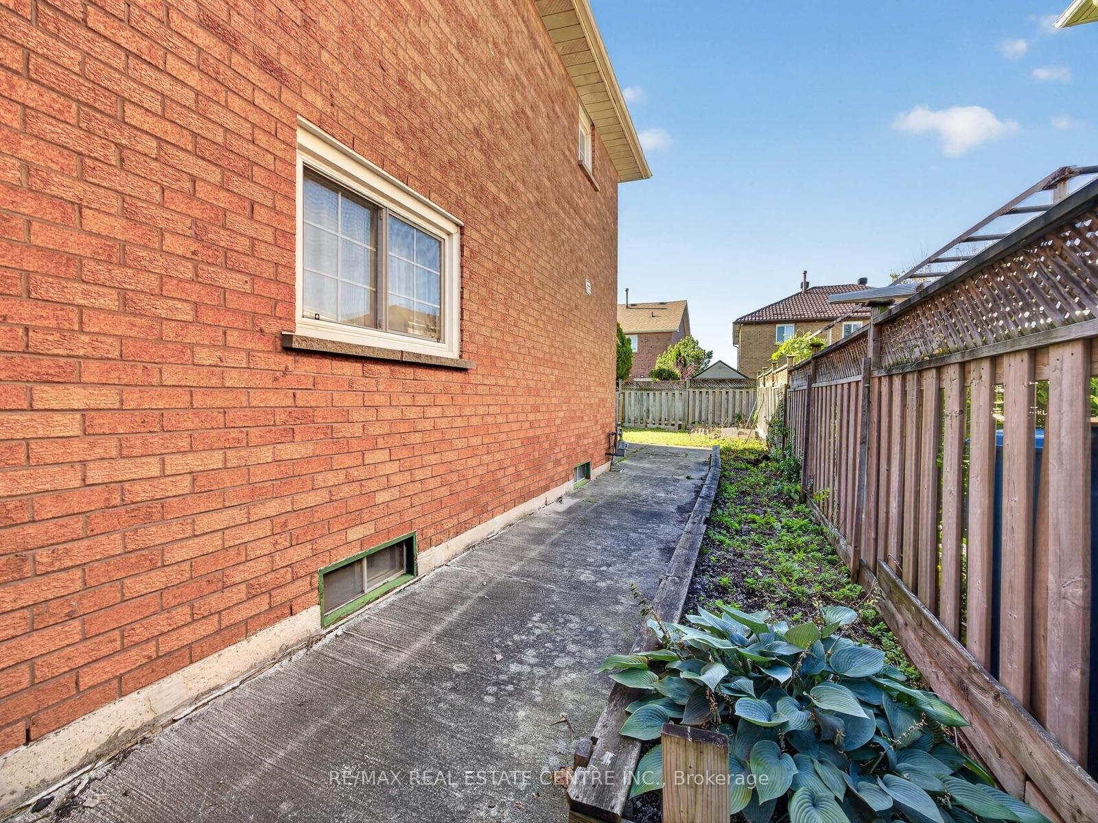 Photo 47 of 15 Hedgerow Avenue, Brampton, Fletcher's Creek South — HOMEH