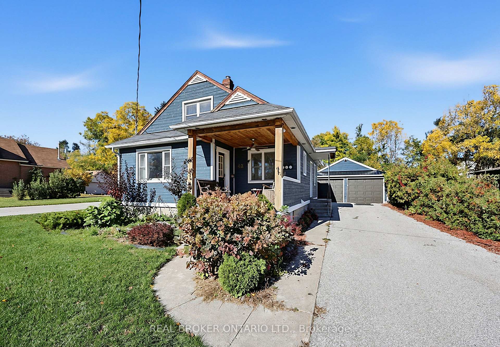 Photo 2 of 42 Donald Street, Barrie, Queen's Park — HOMEH