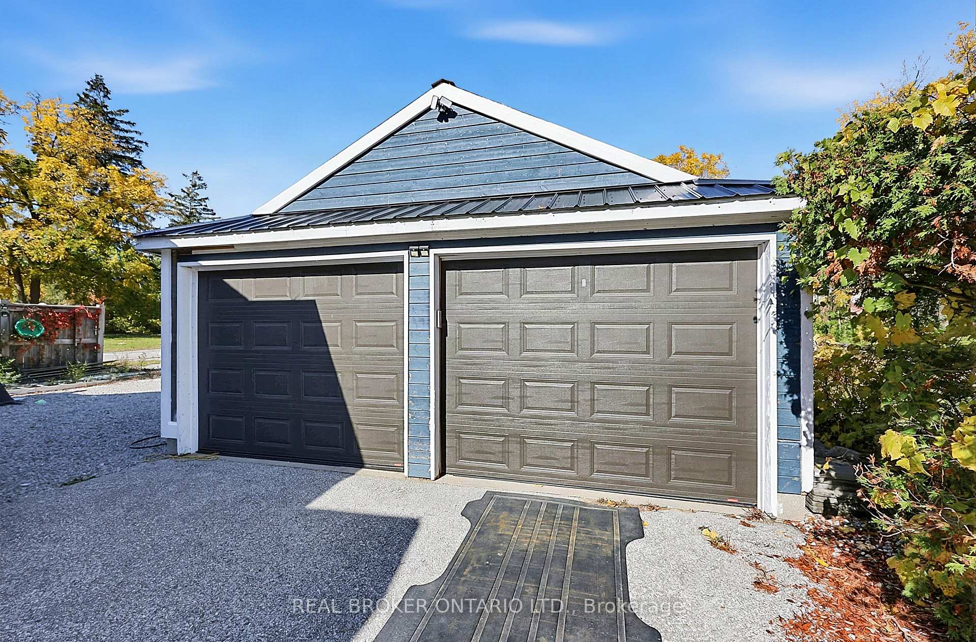Photo 4 of 42 Donald Street, Barrie, Queen's Park — HOMEH