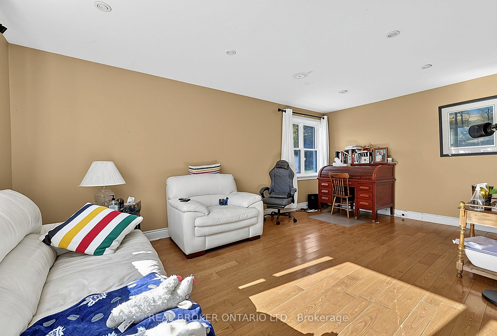 Photo 5 of 42 Donald Street, Barrie, Queen's Park — HOMEH