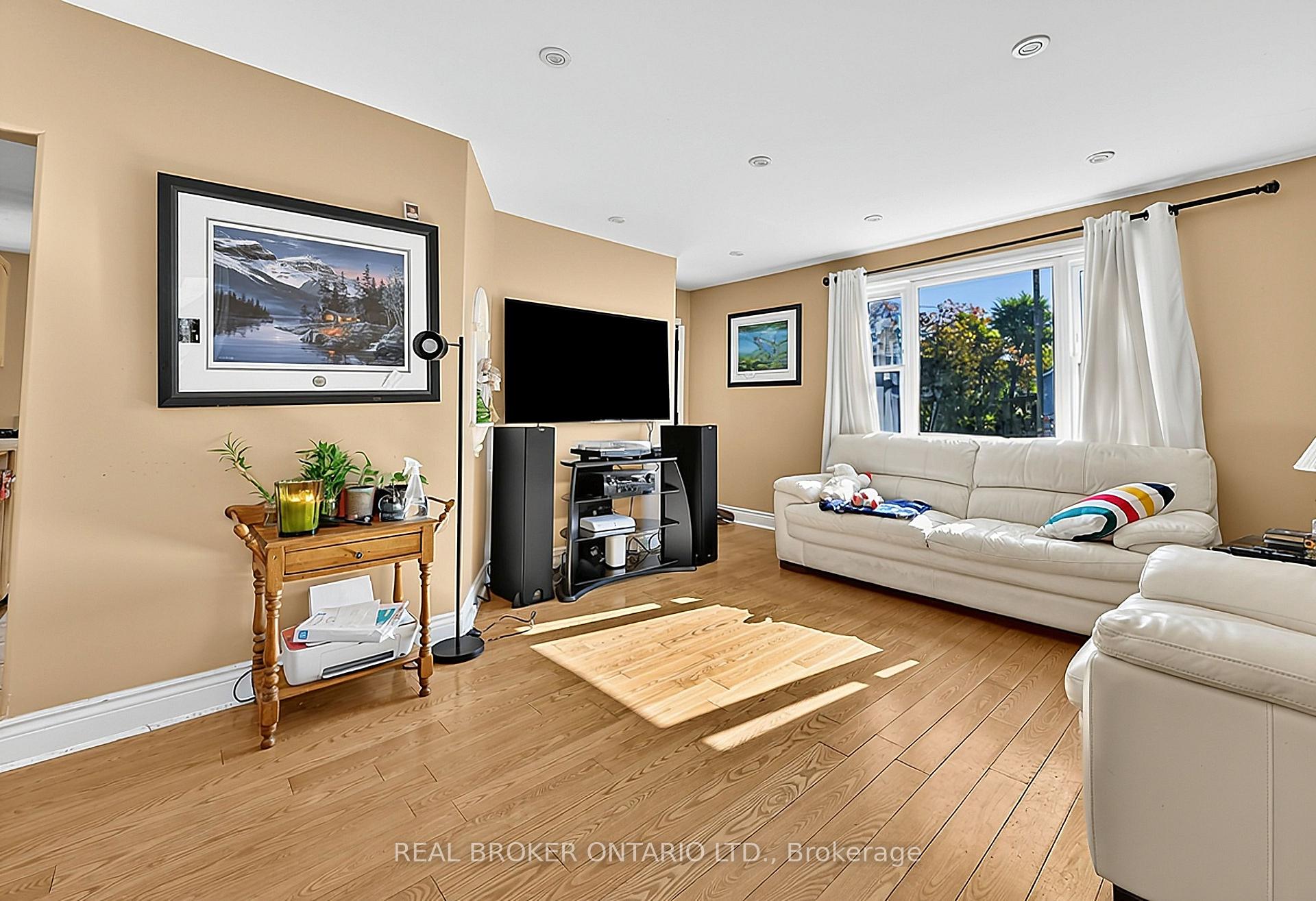Photo 7 of 42 Donald Street, Barrie, Queen's Park — HOMEH