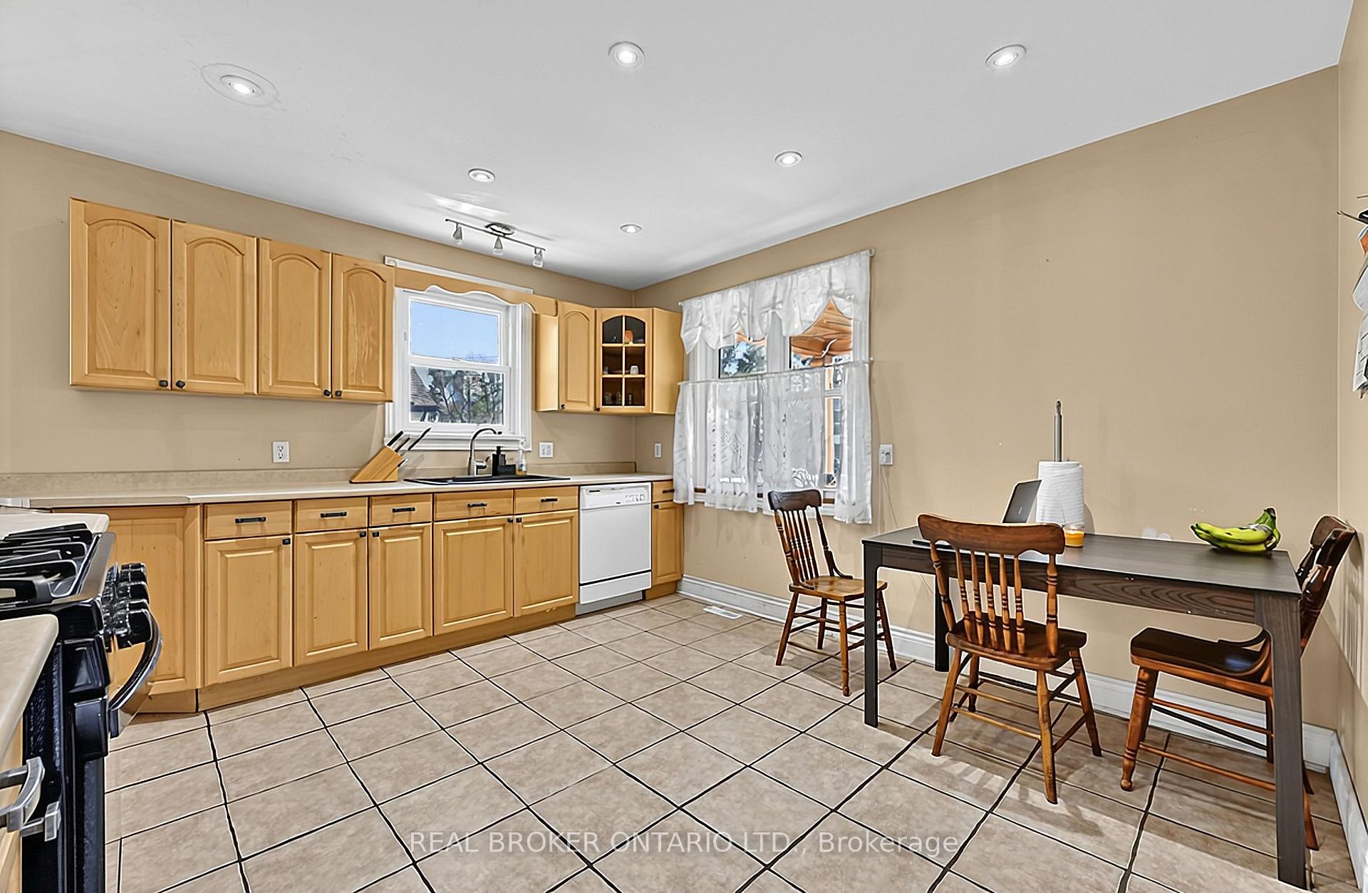Photo 8 of 42 Donald Street, Barrie, Queen's Park — HOMEH
