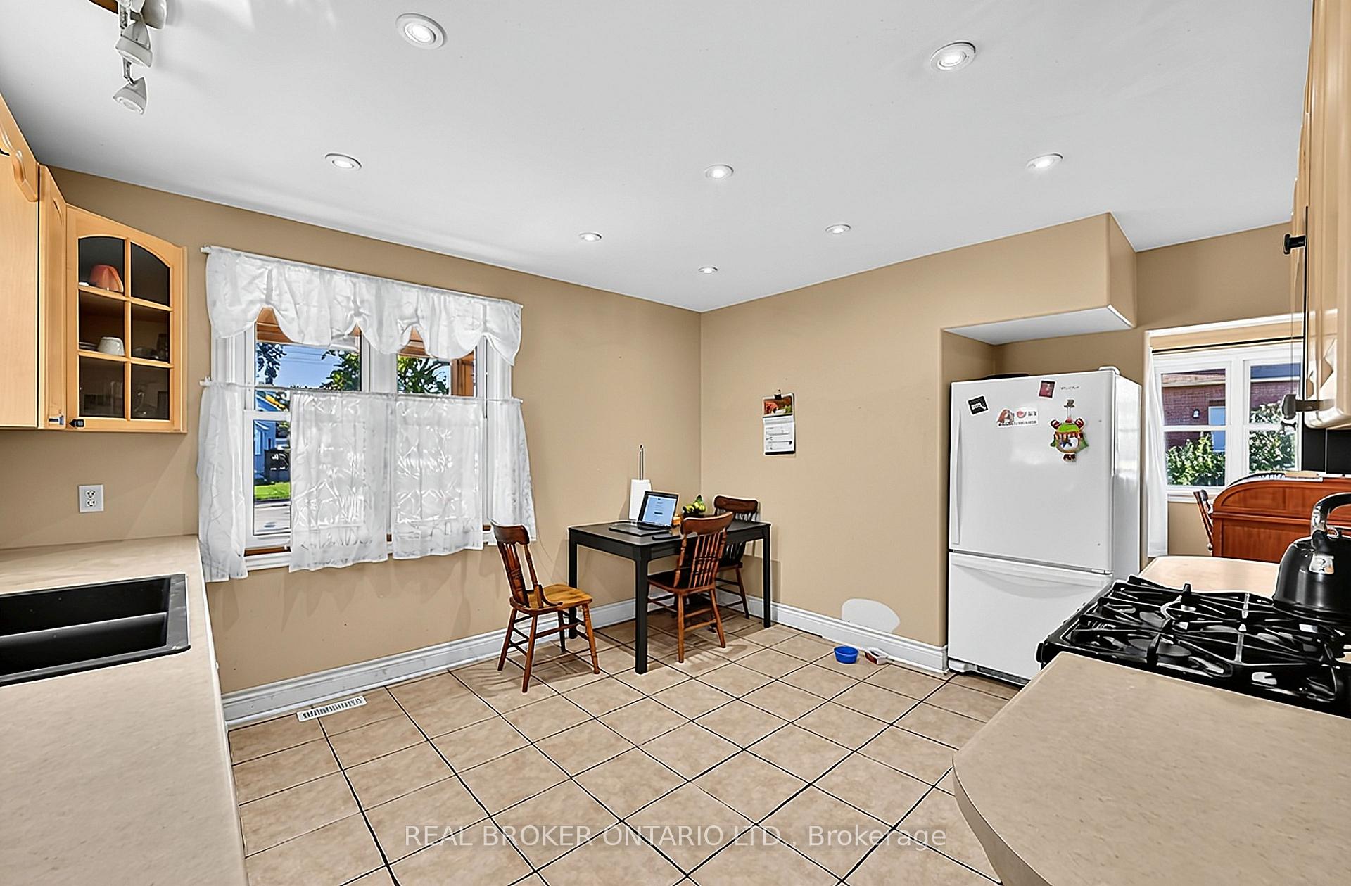 Photo 9 of 42 Donald Street, Barrie, Queen's Park — HOMEH