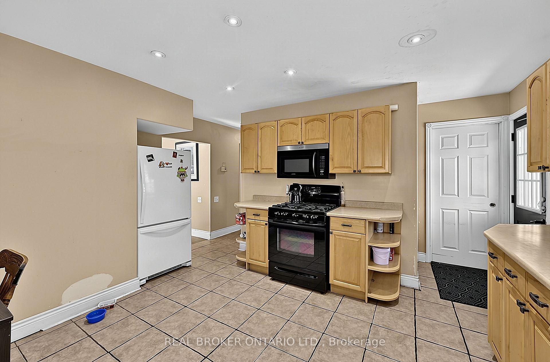 Photo 10 of 42 Donald Street, Barrie, Queen's Park — HOMEH