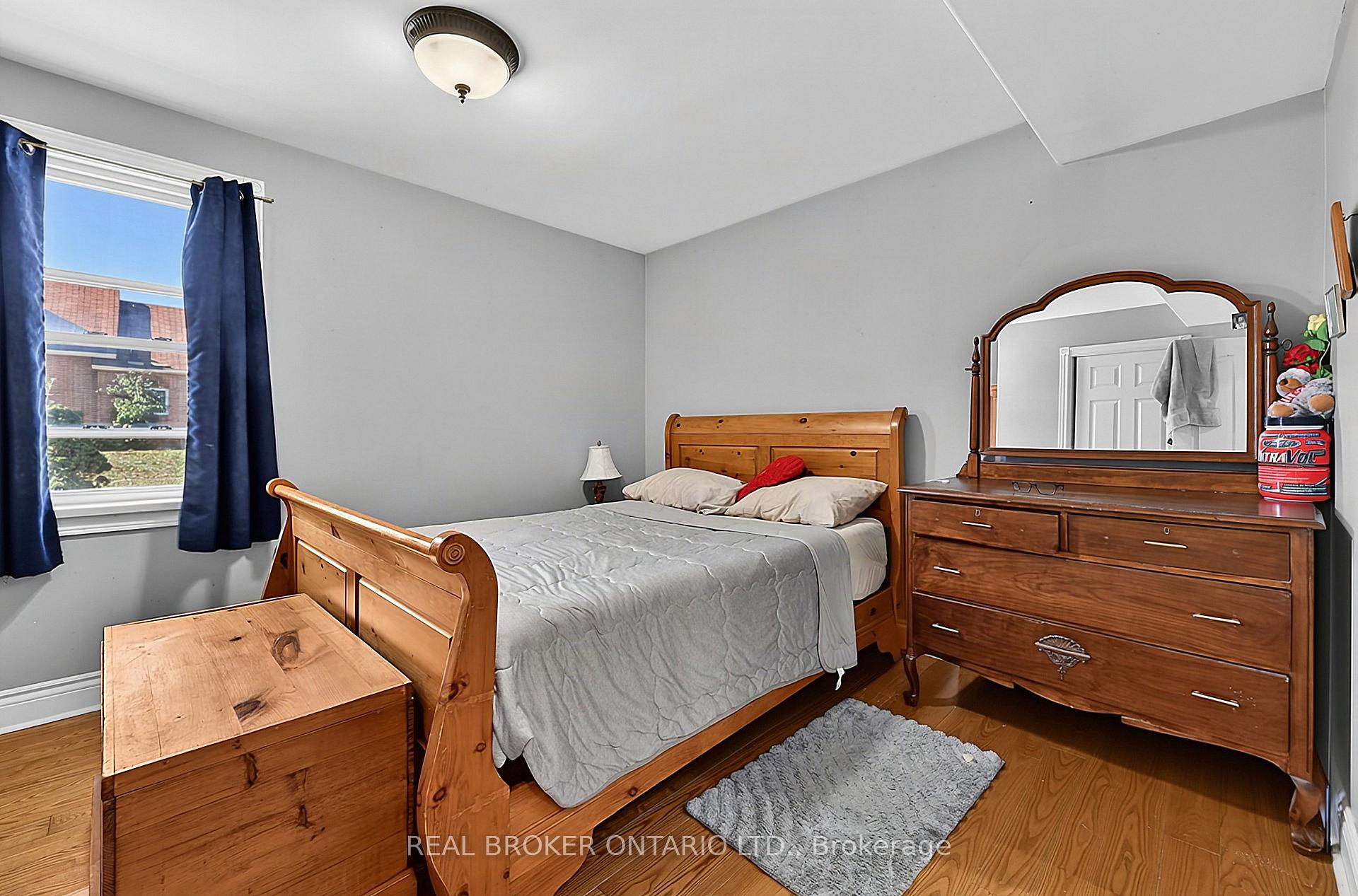 Photo 11 of 42 Donald Street, Barrie, Queen's Park — HOMEH