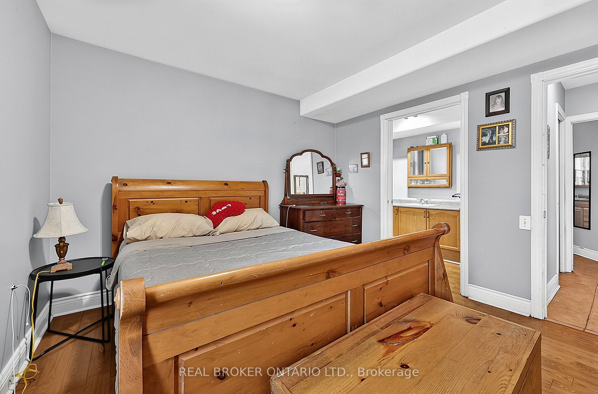 Photo 12 of 42 Donald Street, Barrie, Queen's Park — HOMEH