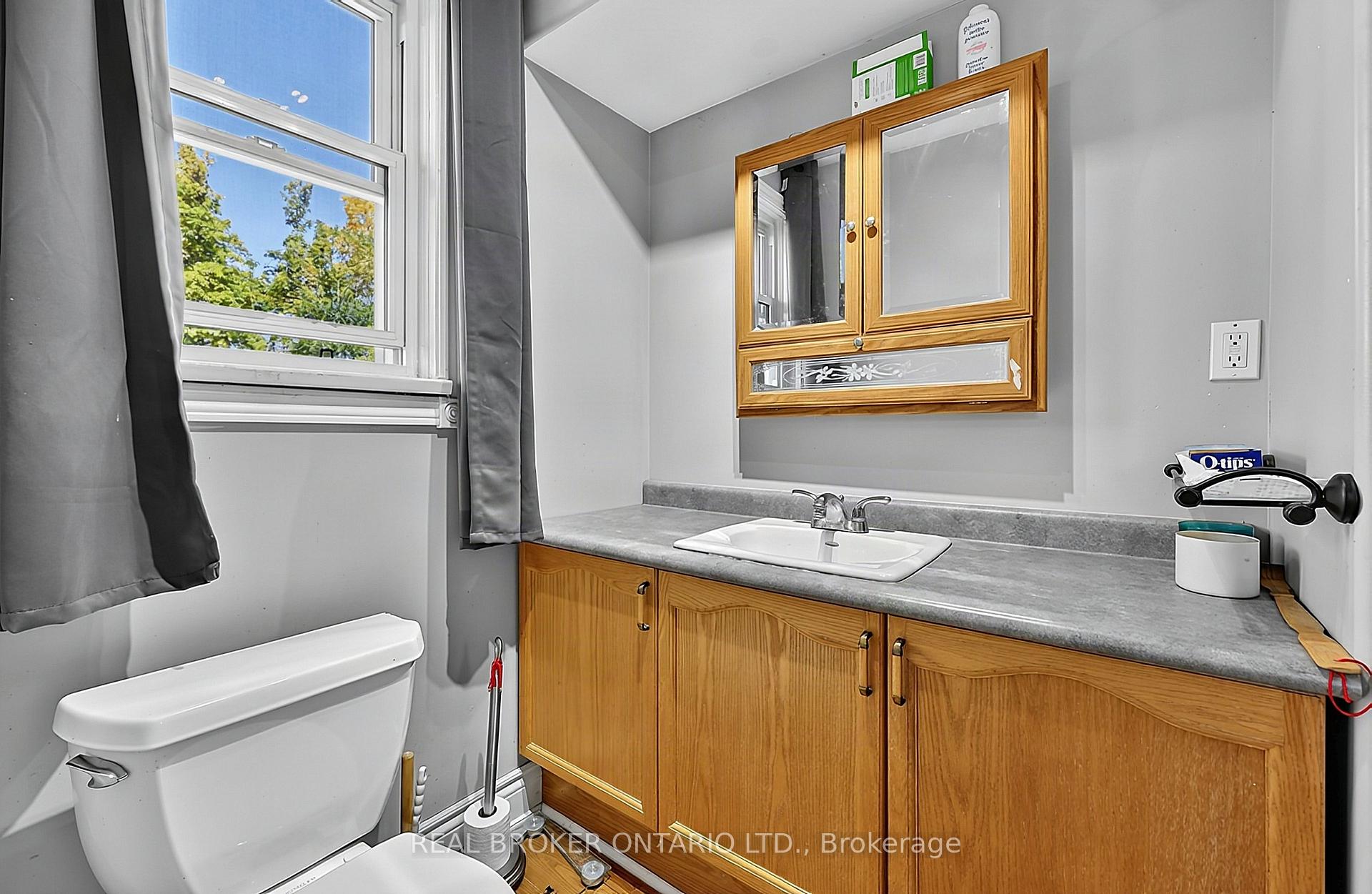 Photo 13 of 42 Donald Street, Barrie, Queen's Park — HOMEH