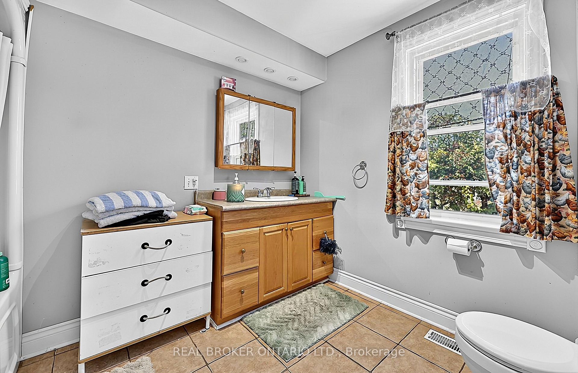 Photo 14 of 42 Donald Street, Barrie, Queen's Park — HOMEH
