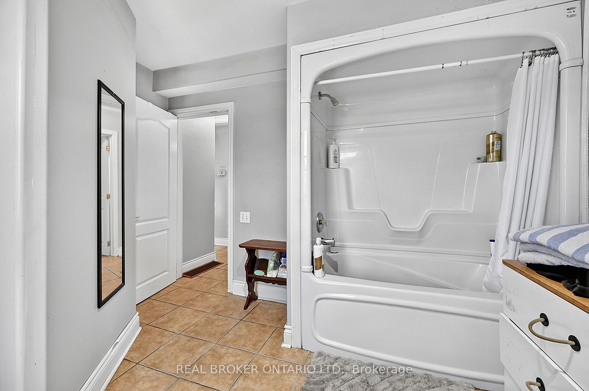 Photo 15 of 42 Donald Street, Barrie, Queen's Park — HOMEH