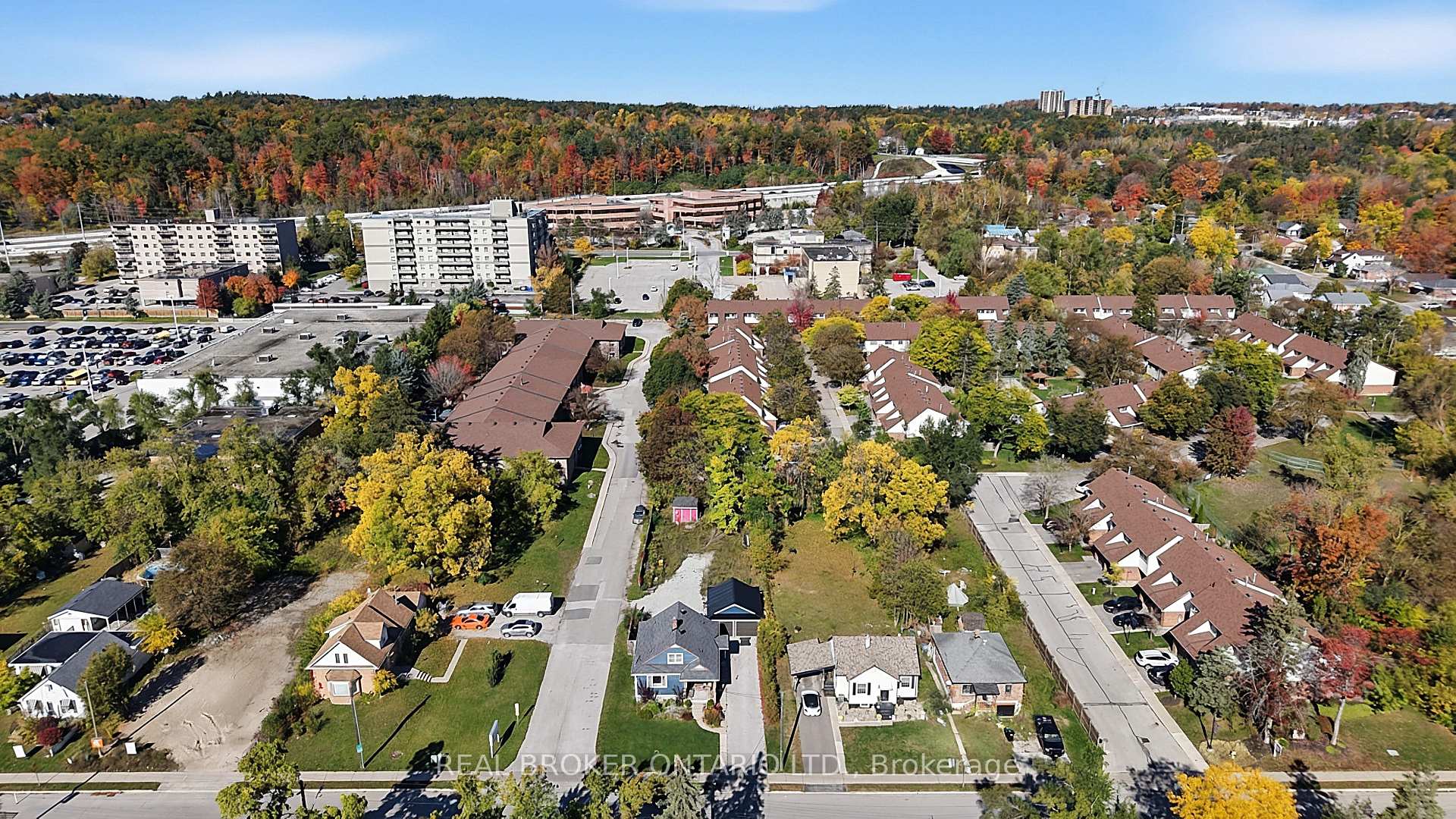 Photo 25 of 42 Donald Street, Barrie, Queen's Park — HOMEH