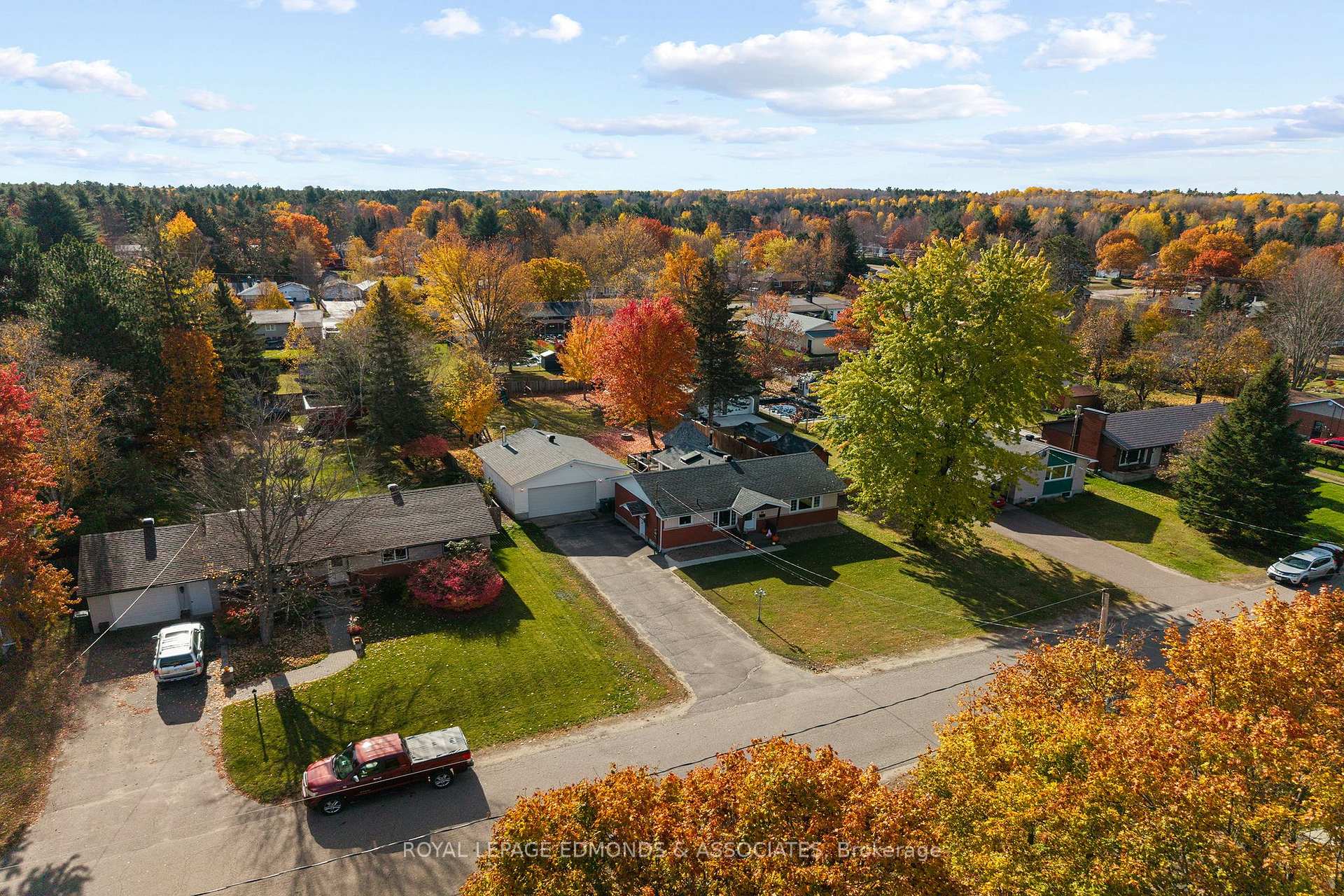 Photo 2 of 10 Sunset Crescent, Petawawa, Petawawa — HOMEH