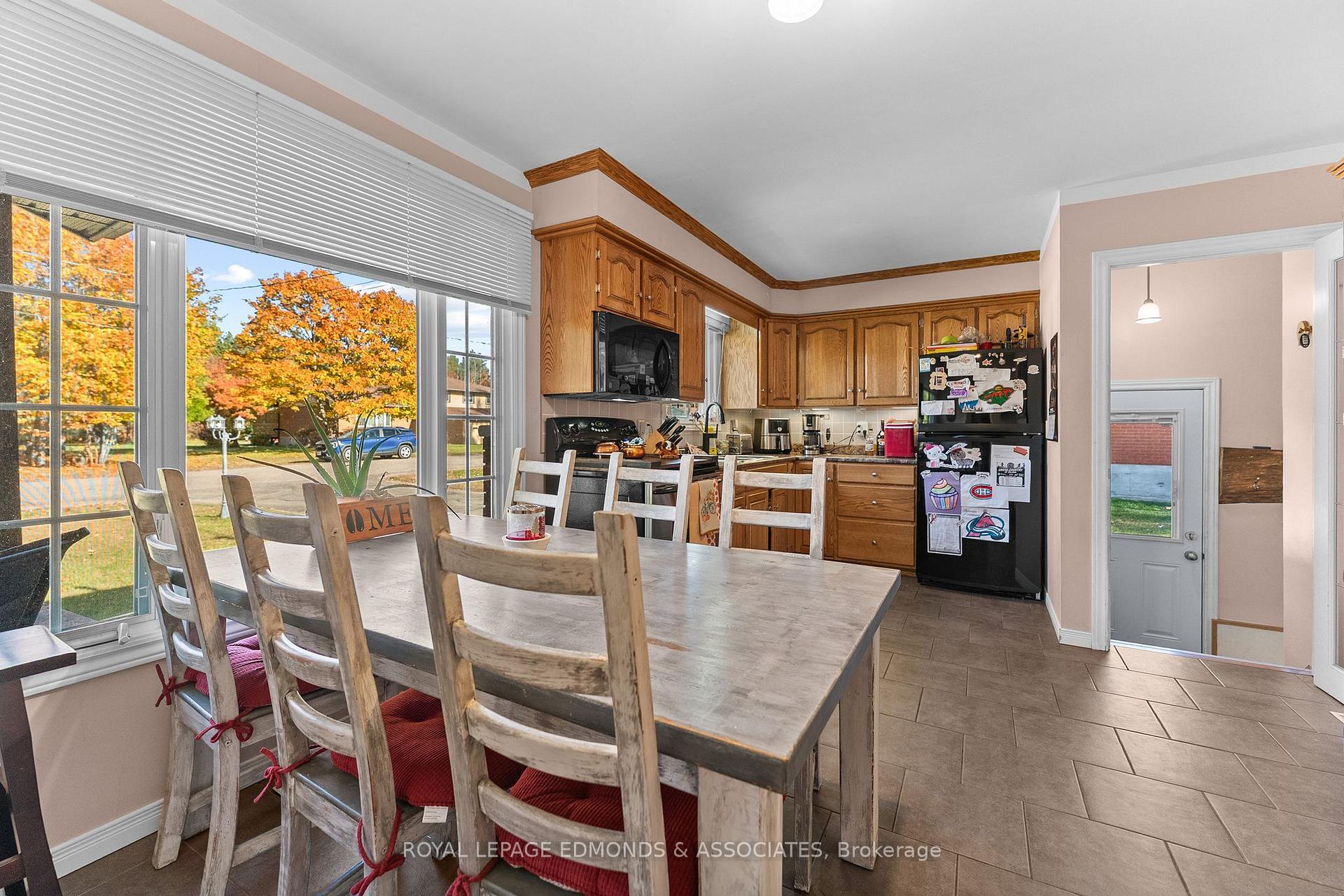 Photo 18 of 10 Sunset Crescent, Petawawa, Petawawa — HOMEH