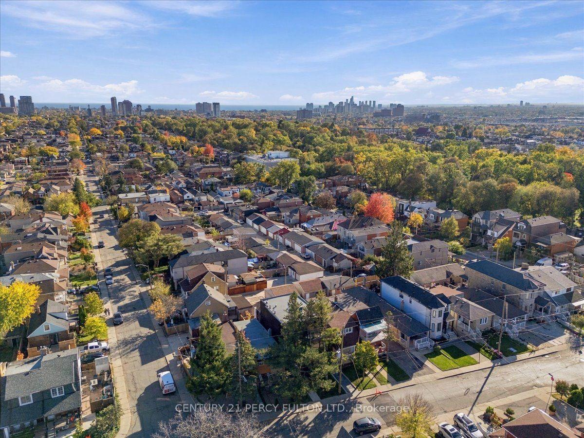 Photo 3 of Unit 2, 113 Hatherley Road, Toronto, Caledonia-Fairbank — HOMEH