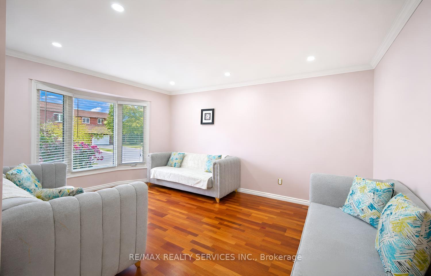 Photo 8 of 5 Nimrod Crescent W, Brampton, Westgate — HOMEH